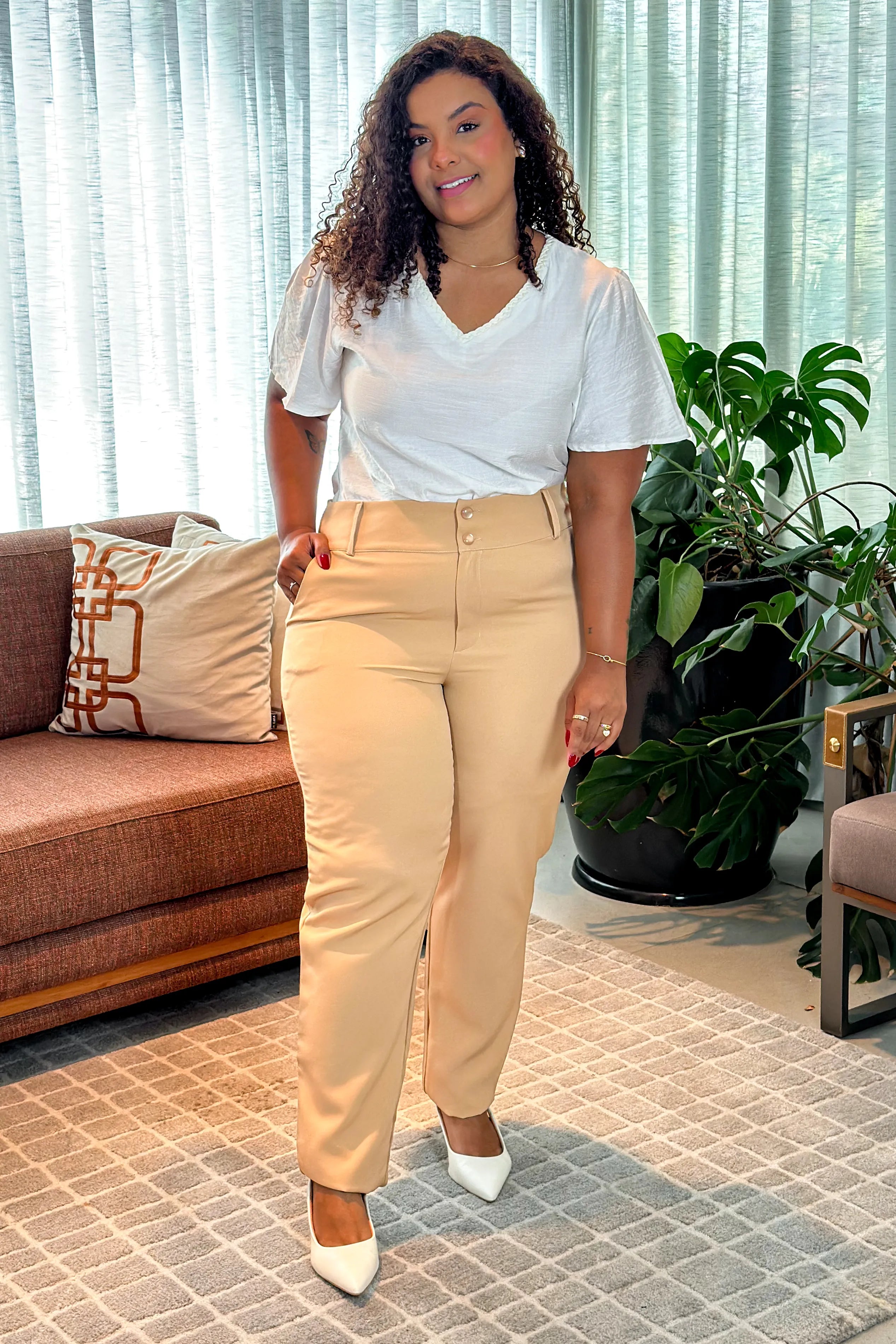 Blusa Manga Curta Visco Acetinado Decote "V" Detalhe Gola Cassia Branca