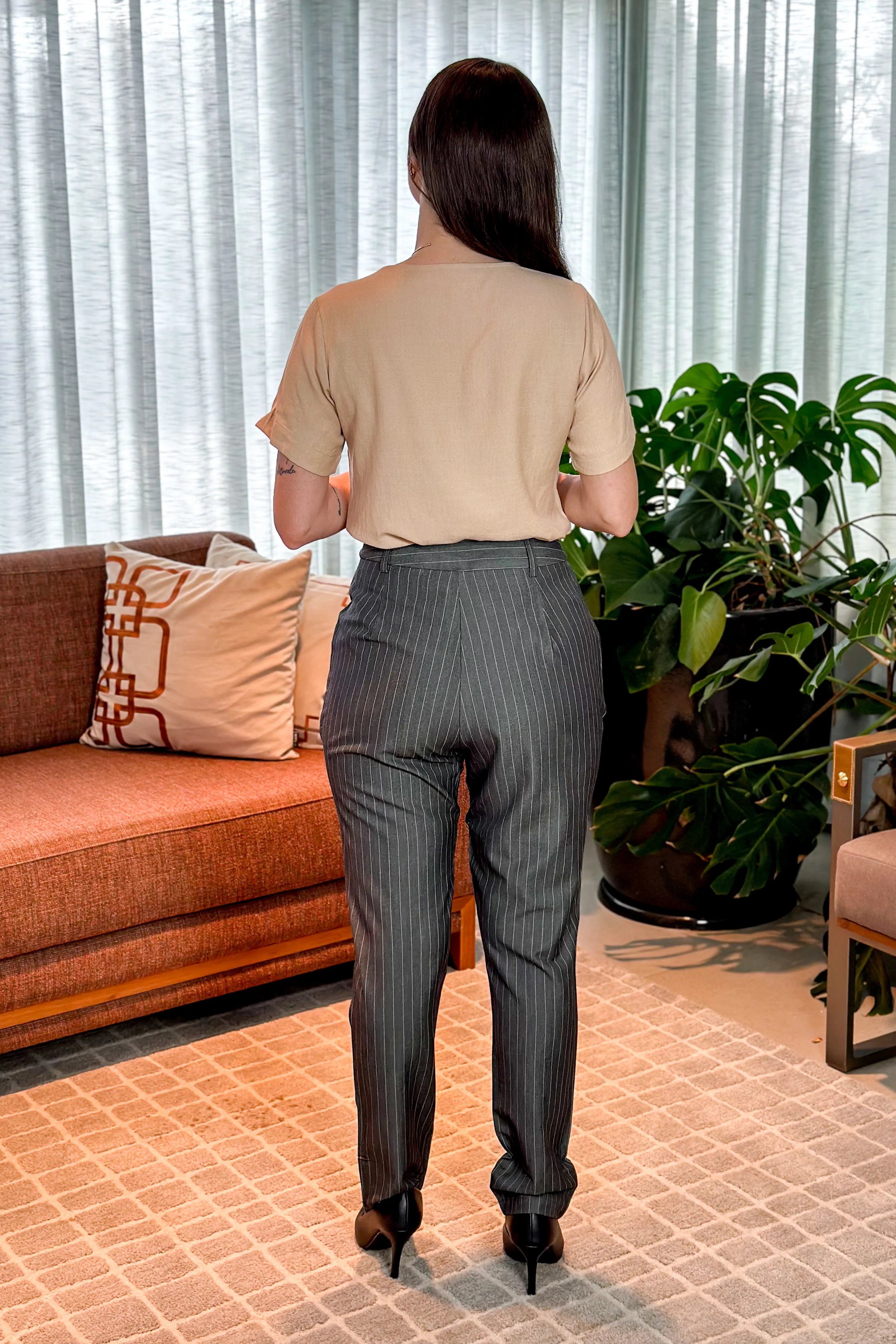Calça Corte Reto Alfaiataria Essential Risca de Giz Luiza Cinza