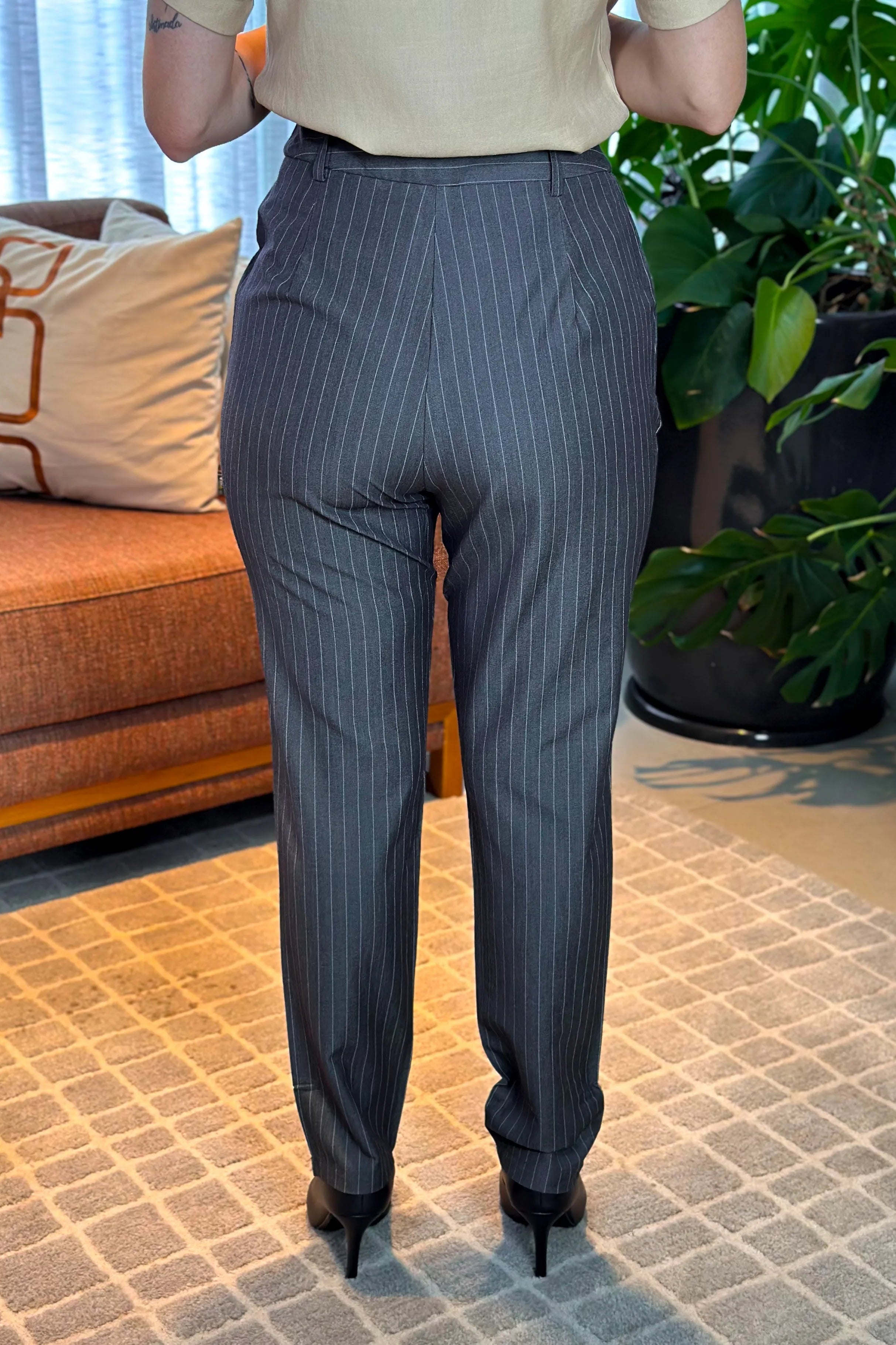 Calça Corte Reto Alfaiataria Essential Risca de Giz Luiza Cinza