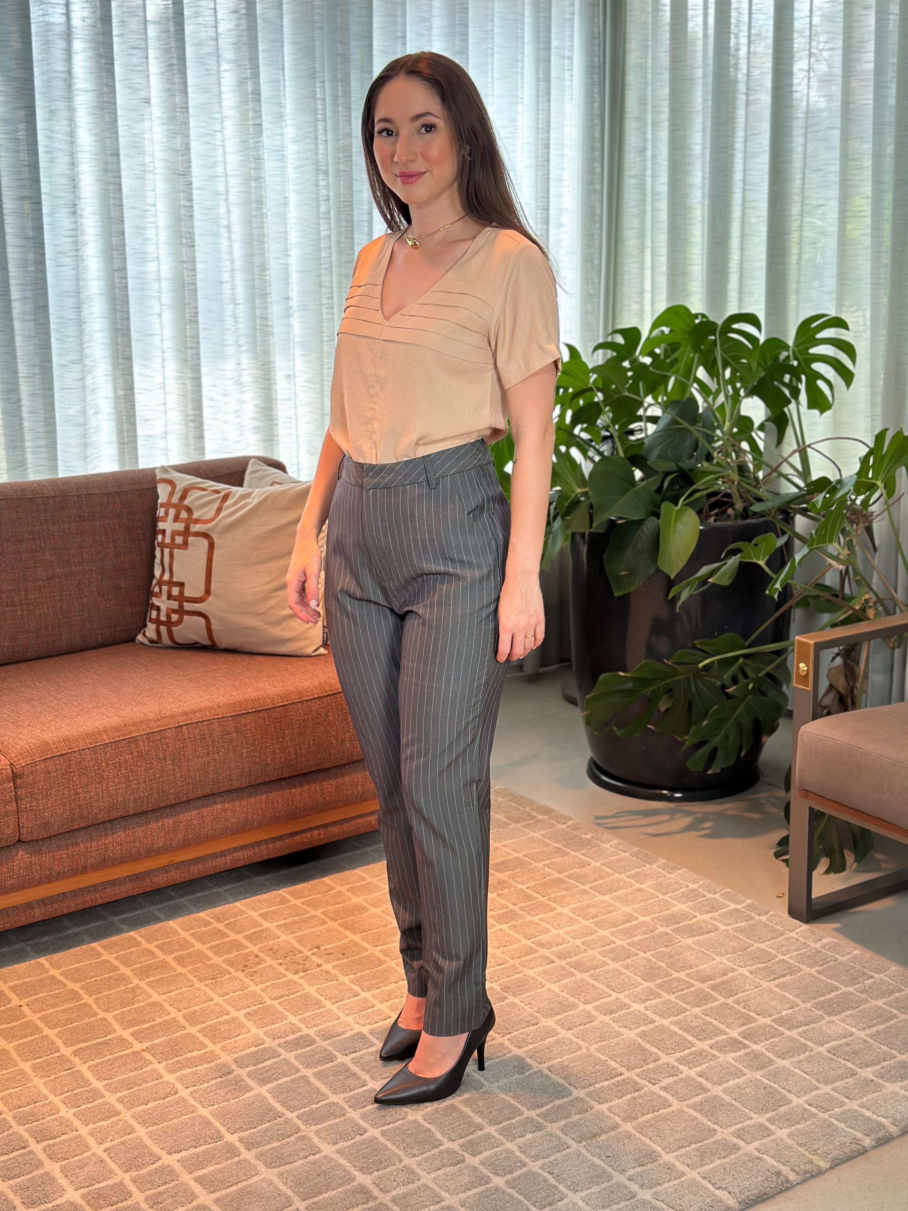 Blusa Manga Curta Viscose Soft Detalhe Pregas Isadora Bege