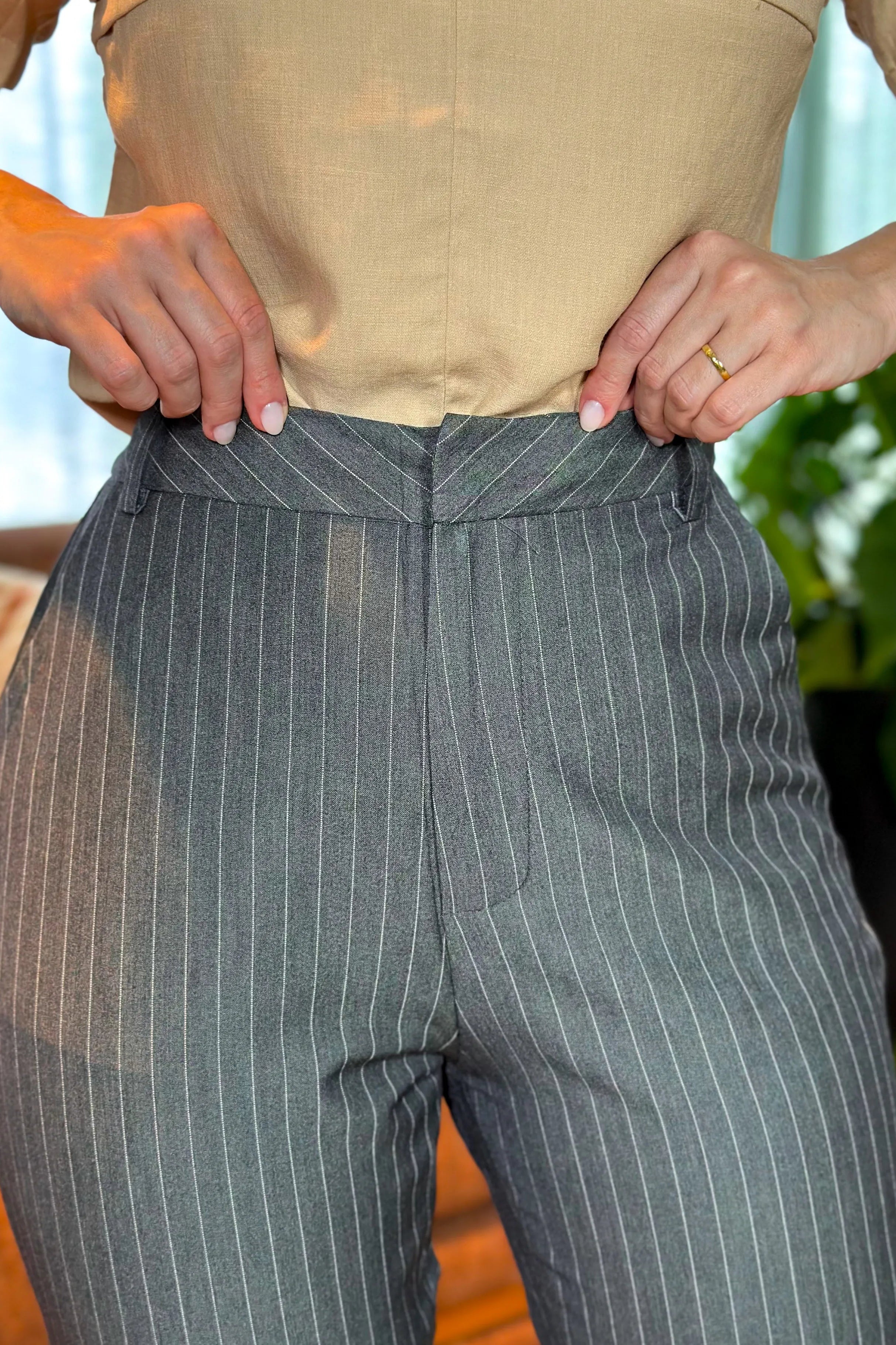 Calça Corte Reto Alfaiataria Essential Risca de Giz Luiza Cinza