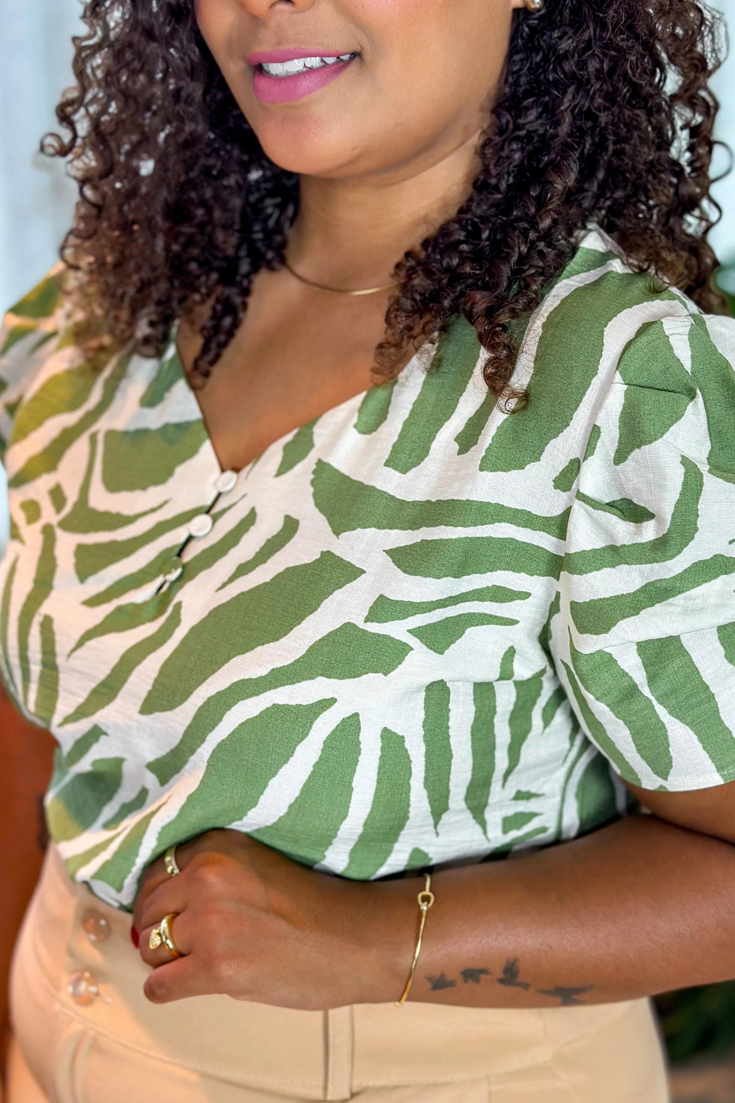 Blusa Manga Curta Visco Soft Decote "V" Detalhe Botão Rita Estampada Verde