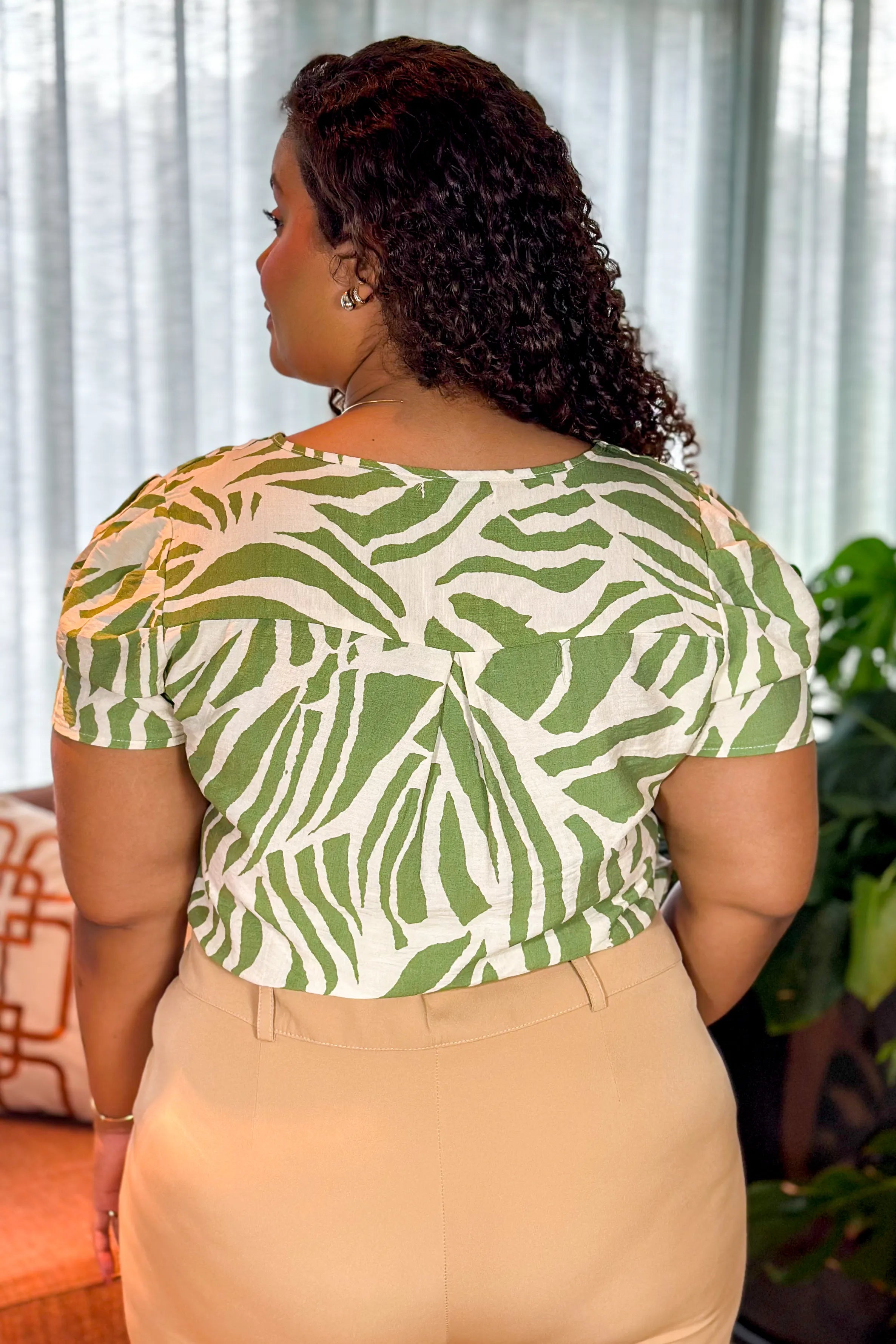 Blusa Manga Curta Visco Soft Decote "V" Detalhe Botão Rita Estampada Verde