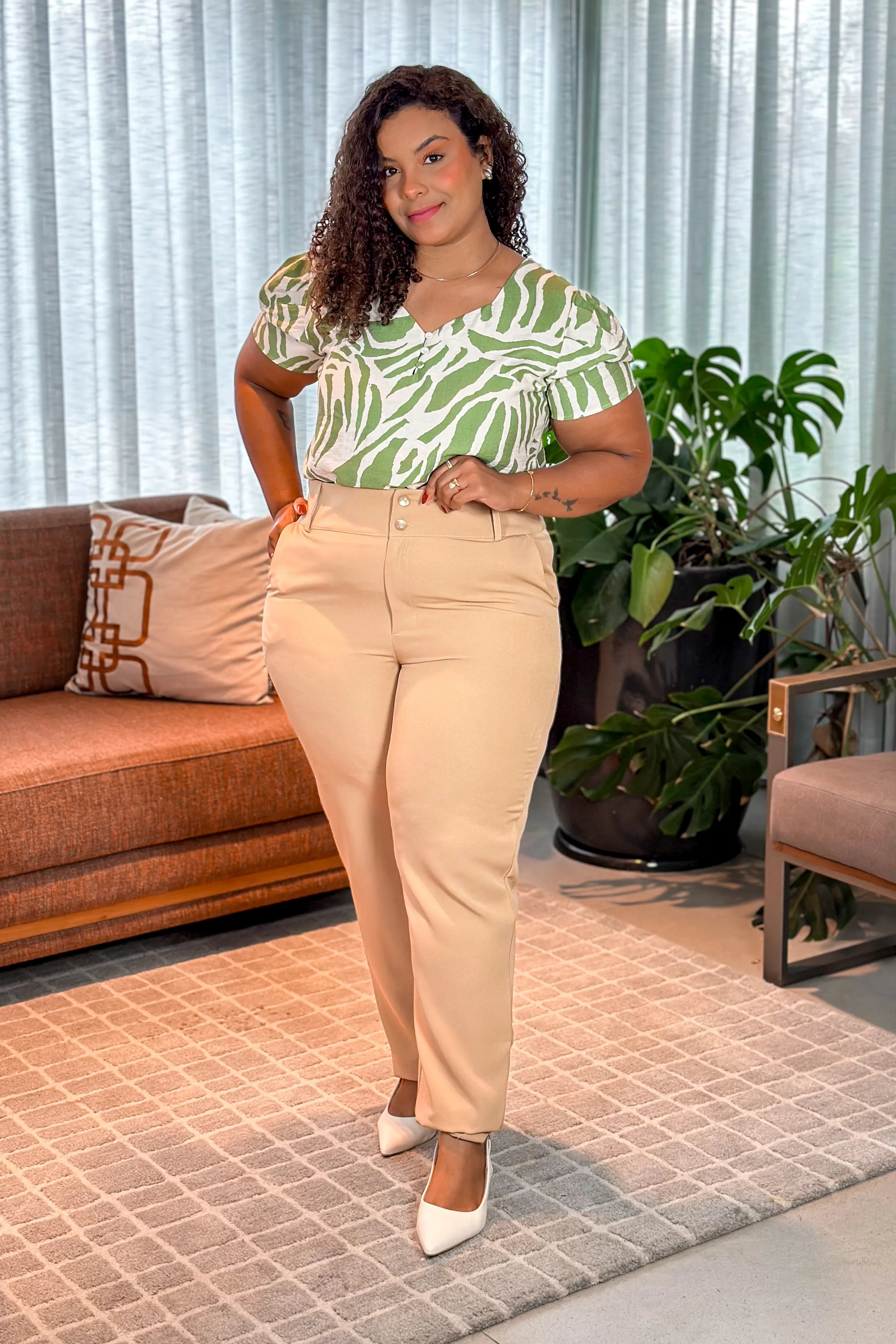 Conjunto: Blusa Manga Curta Visco Soft Decote "V" Detalhe Botão Plus Size Rita Estampada Verde + Calça Corte Reto Crepe Alfaiataria Botão Duplo Plus Size Pietra Bege