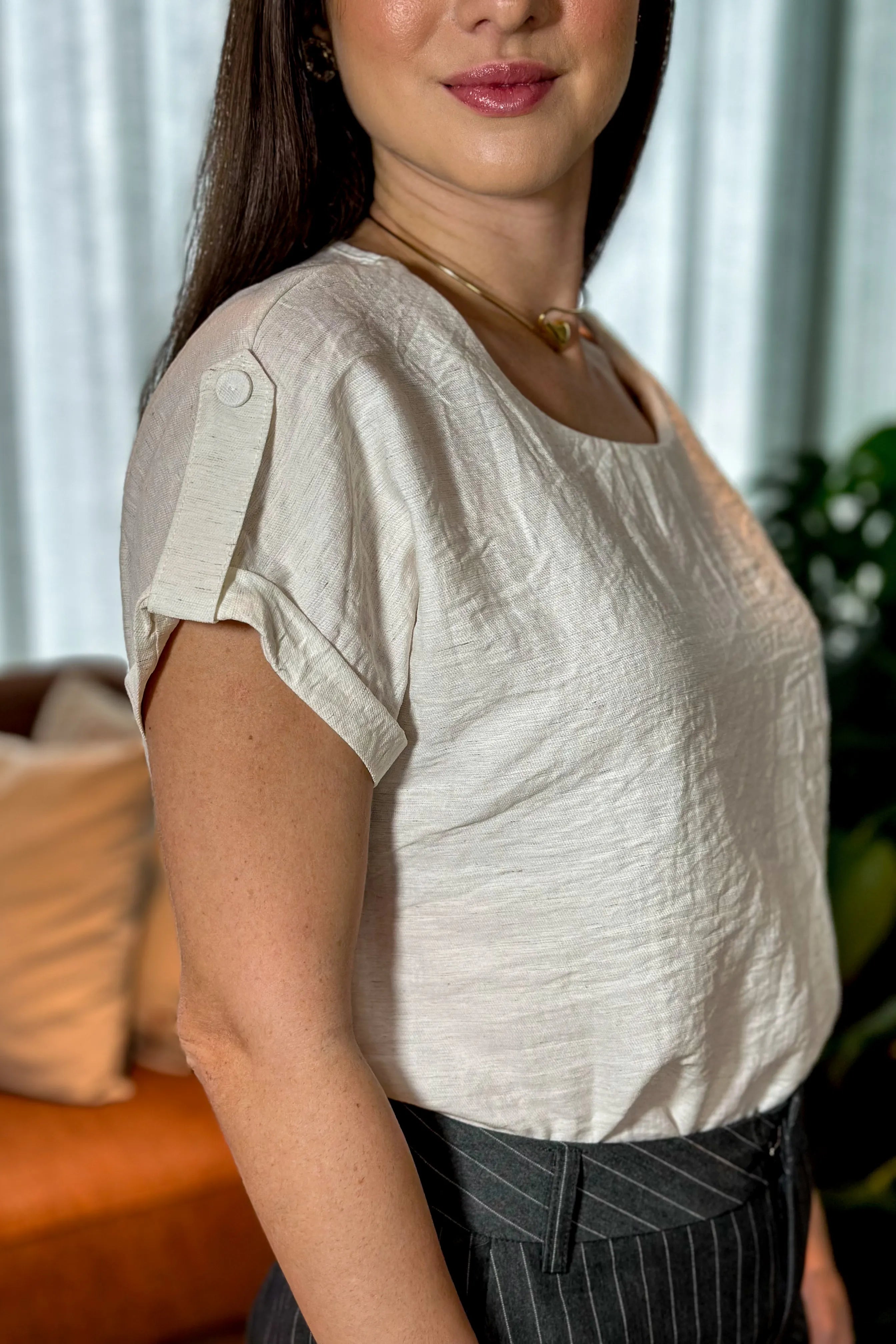 Blusa Manga Curta Detalhe Manga Fernanda Creme