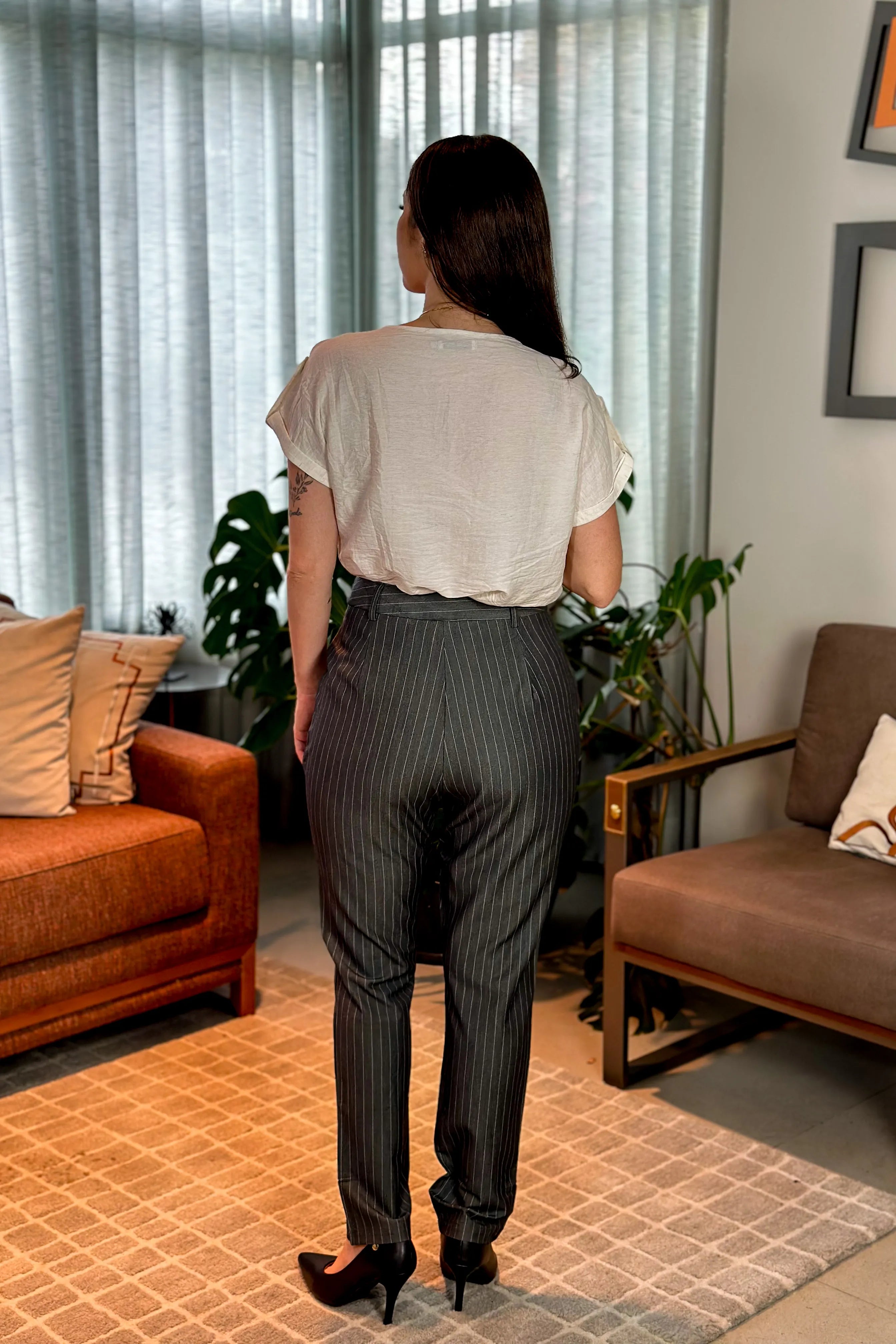 Conjunto: Blusa Manga Curta Crepe Soft Detalhe Manga Fernanda Creme + Calça Corte Reto Alfaiataria Essential Risca de Giz Luiza Cinza