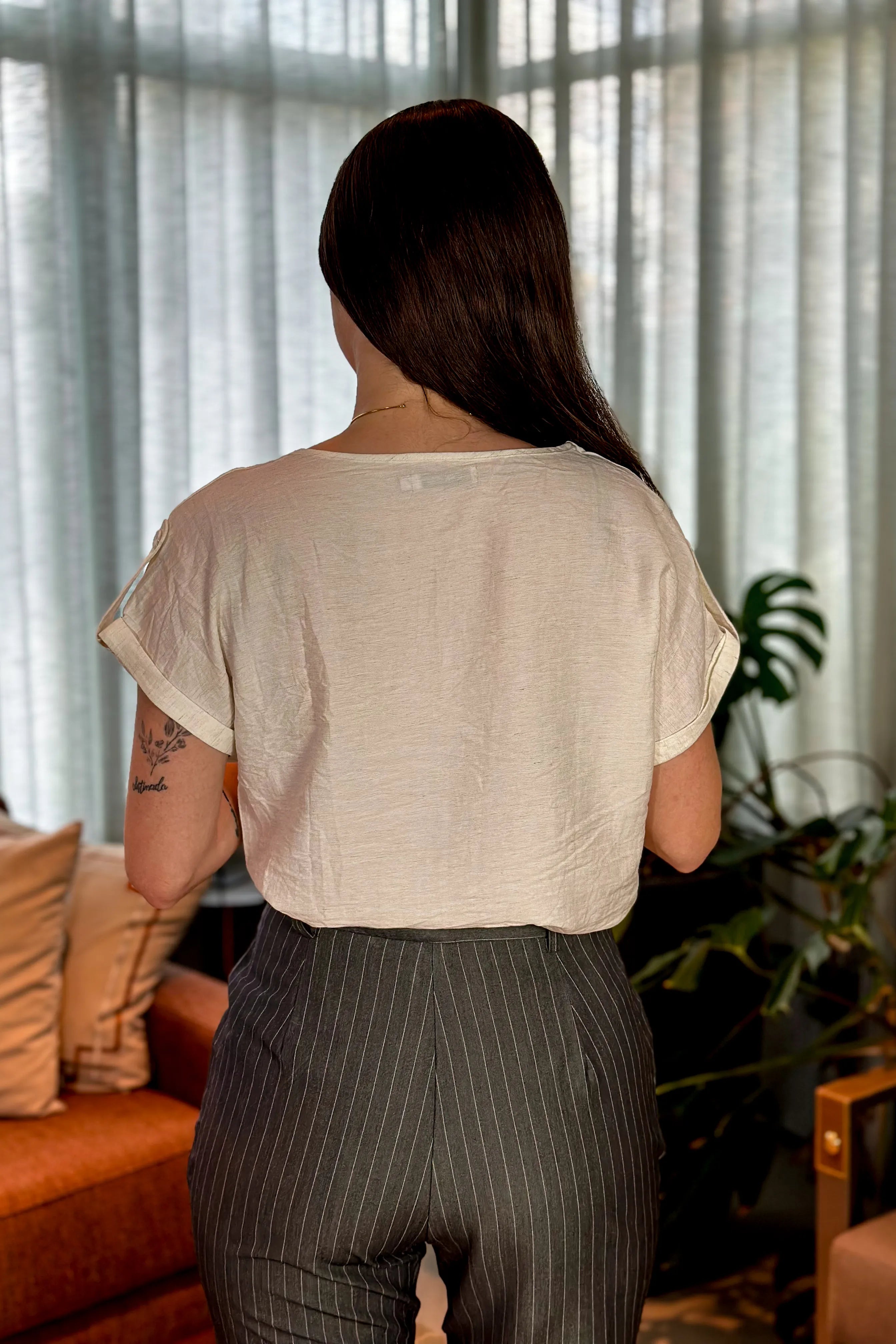 Blusa Manga Curta Detalhe Manga Fernanda Creme