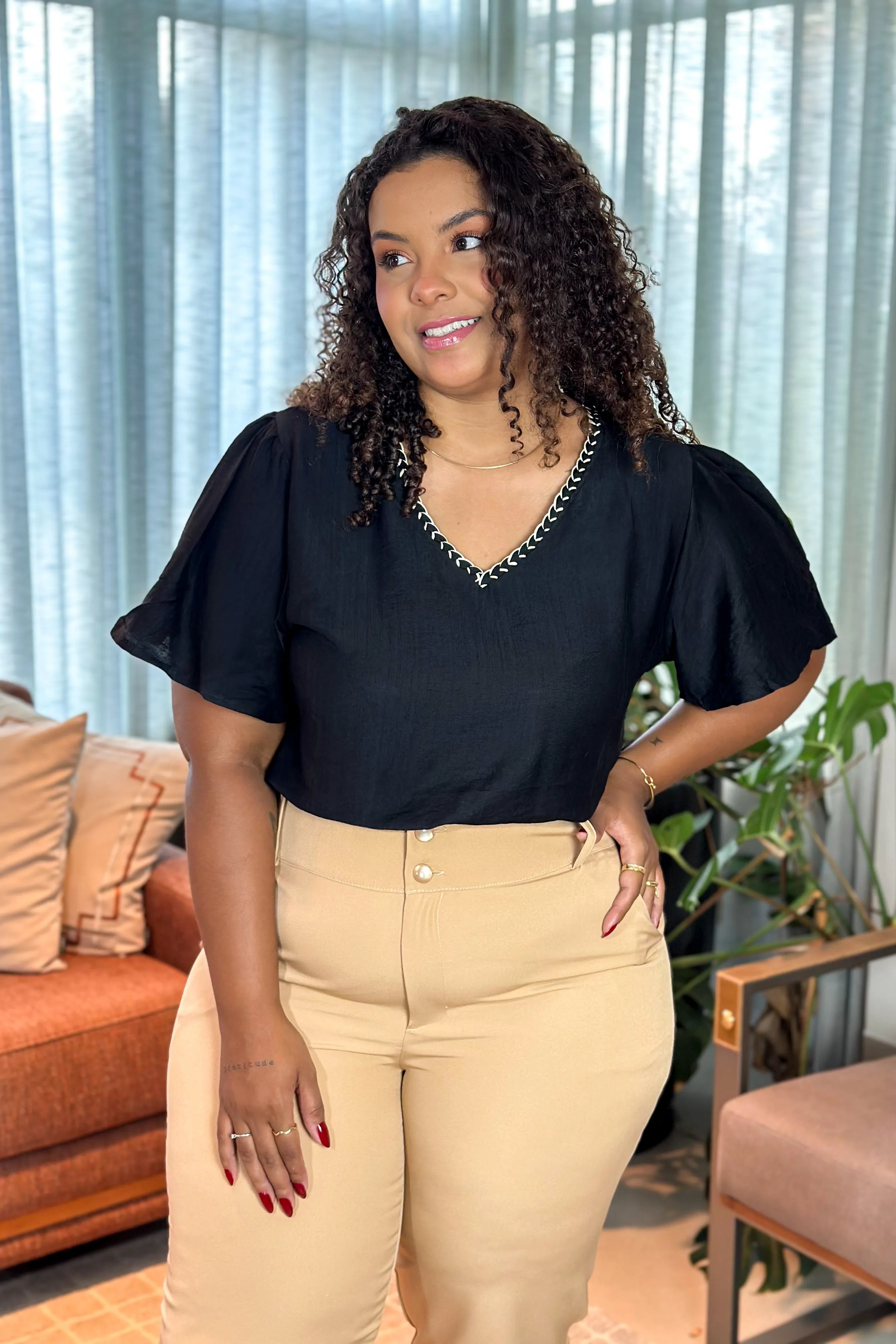 Blusa Manga Curta Visco Acetinado Decote "V" Detalhe Gola Cassia Preta