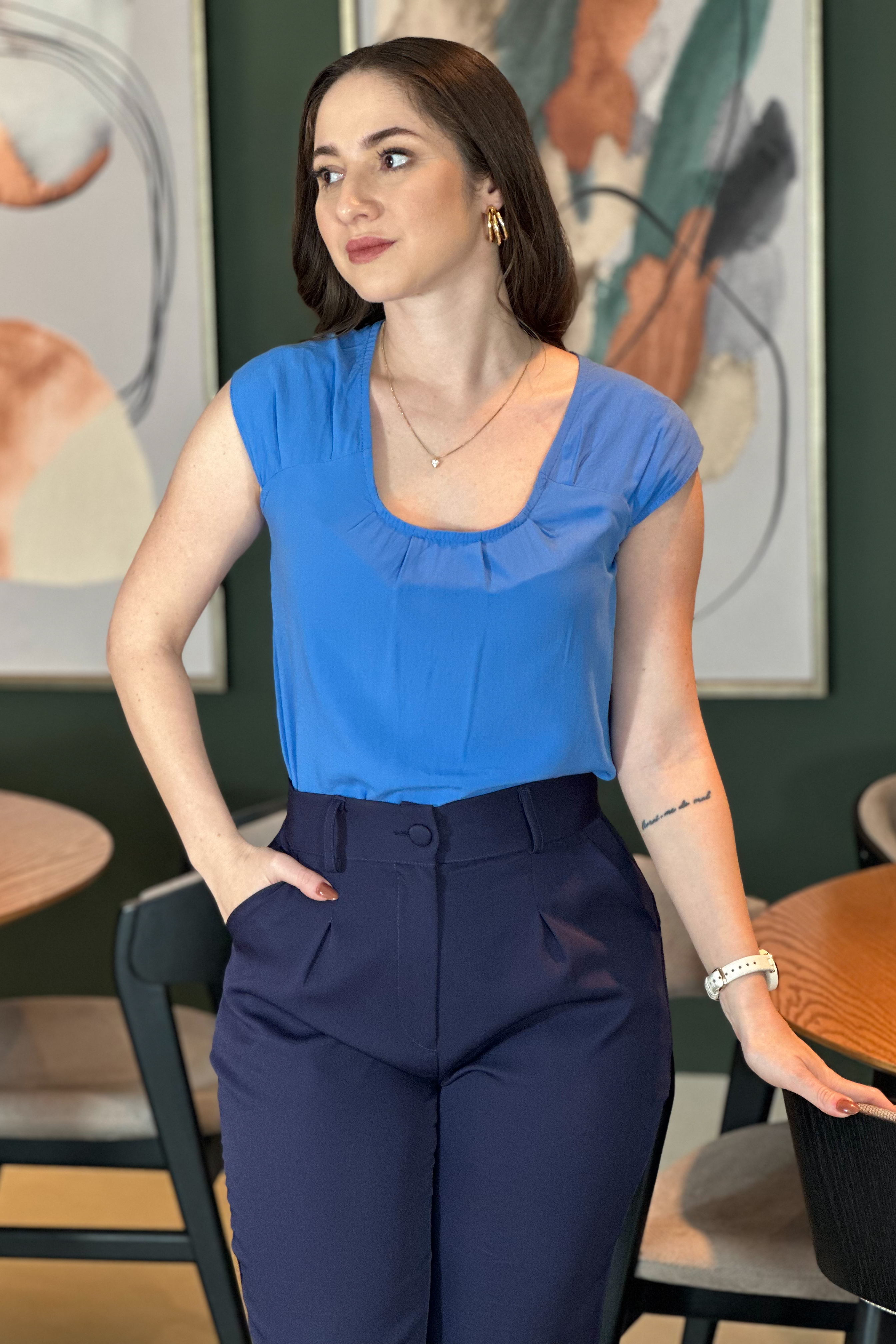 Blusa Lisa Detalhe Gola Plissada Cristina Azul Celeste