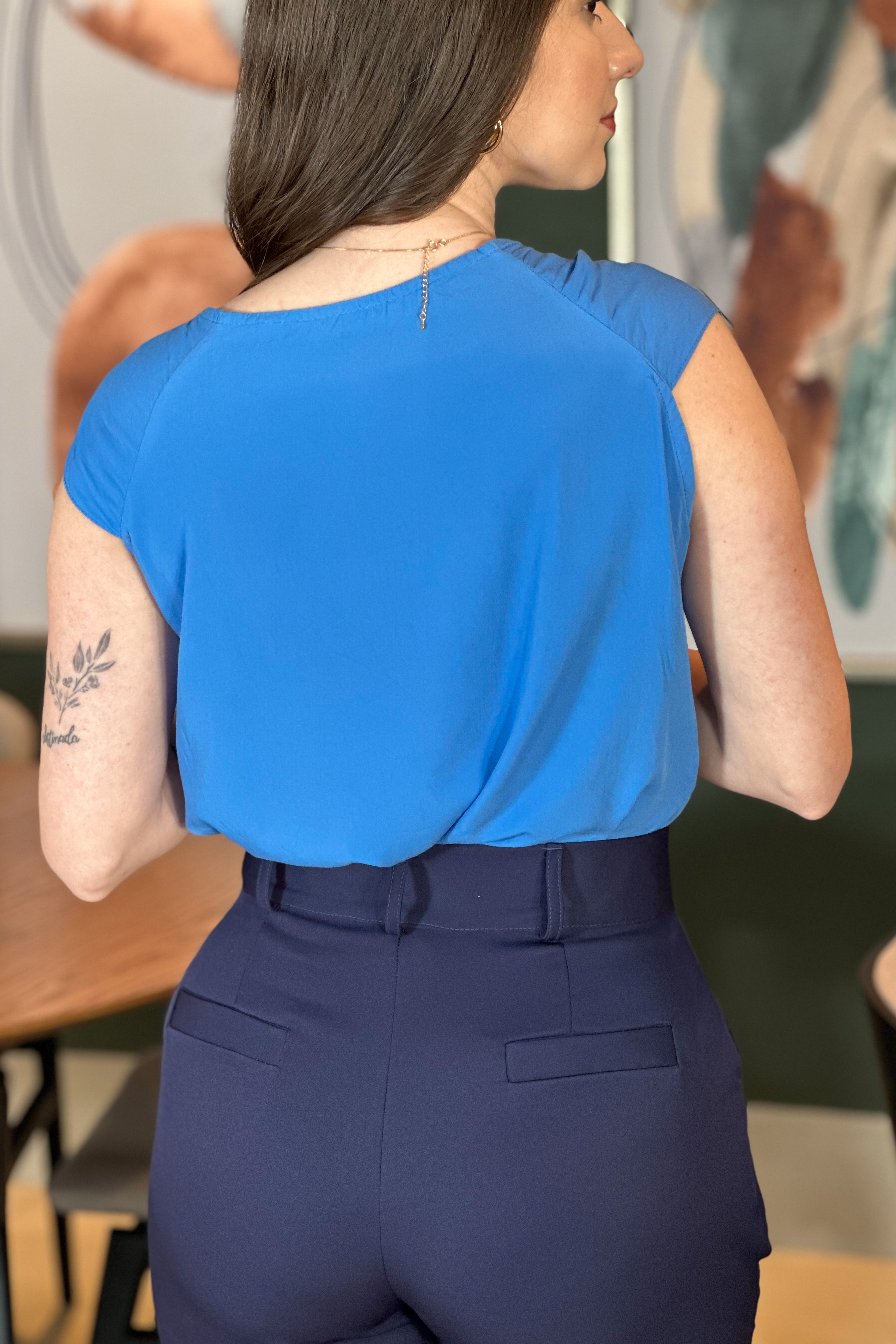 Blusa Lisa Detalhe Gola Plissada Cristina Azul Celeste