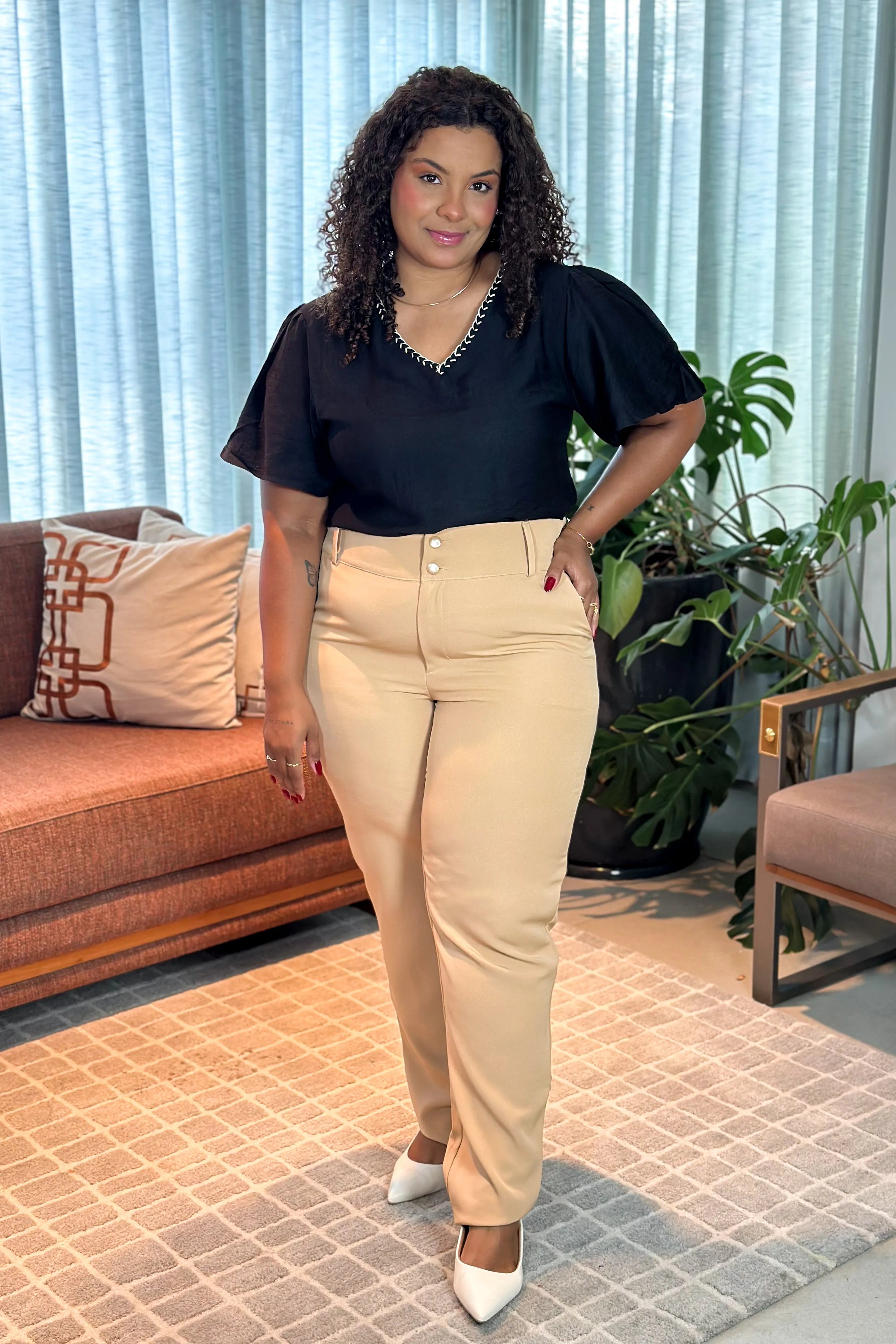 Blusa Manga Curta Visco Acetinado Decote "V" Detalhe Gola Cassia Preta