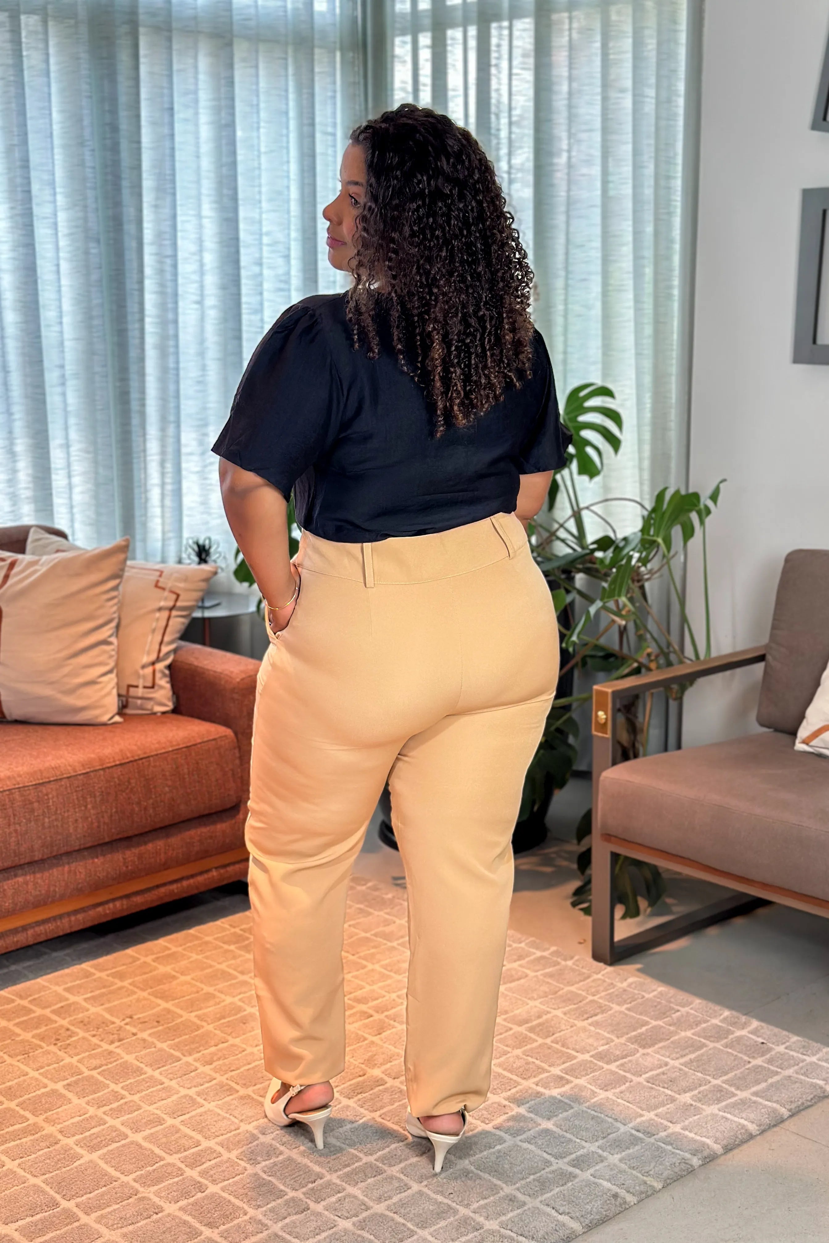 Blusa Manga Curta Visco Acetinado Decote "V" Detalhe Gola Cassia Preta