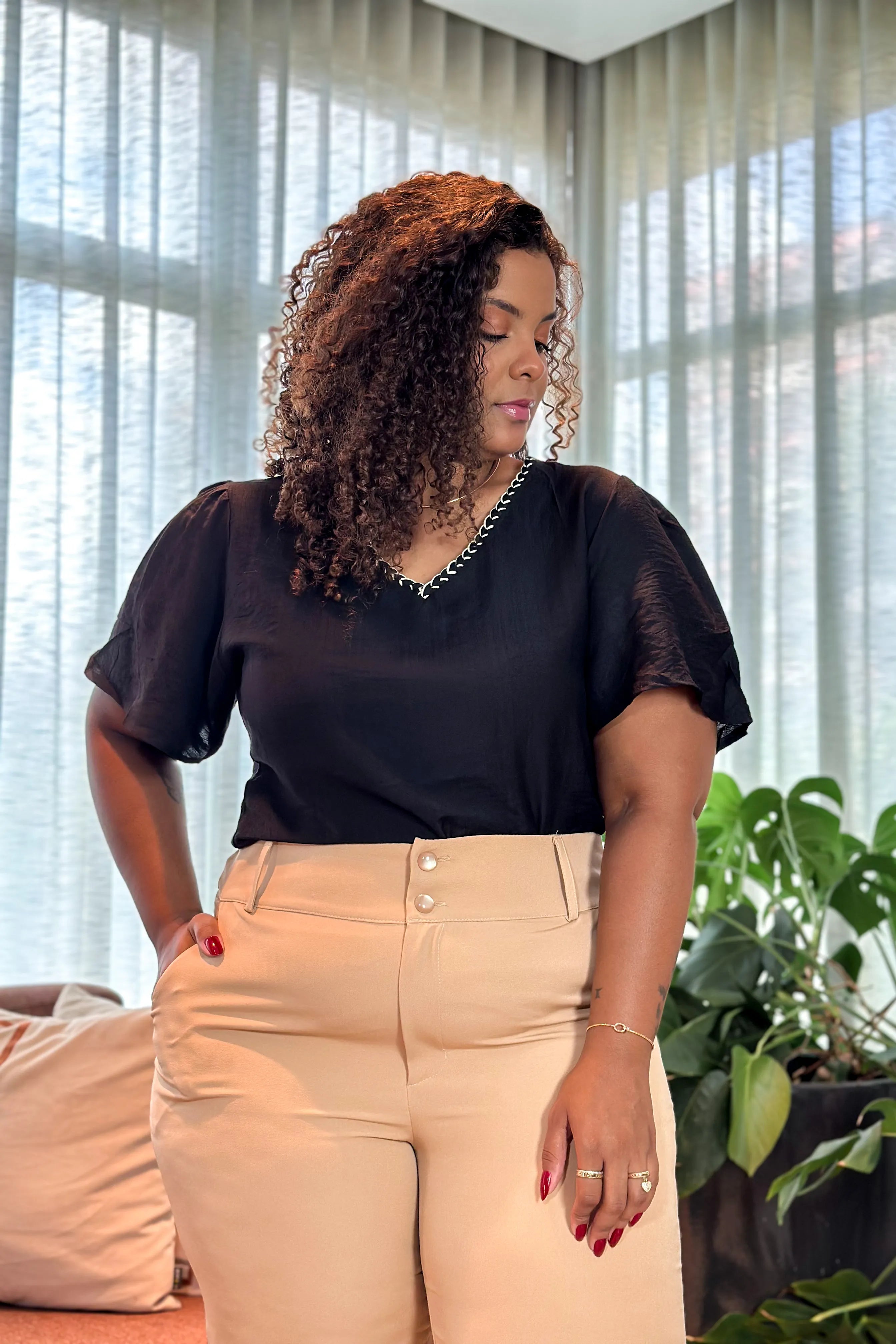 Blusa Manga Curta Visco Acetinado Decote "V" Detalhe Gola Cassia Preta
