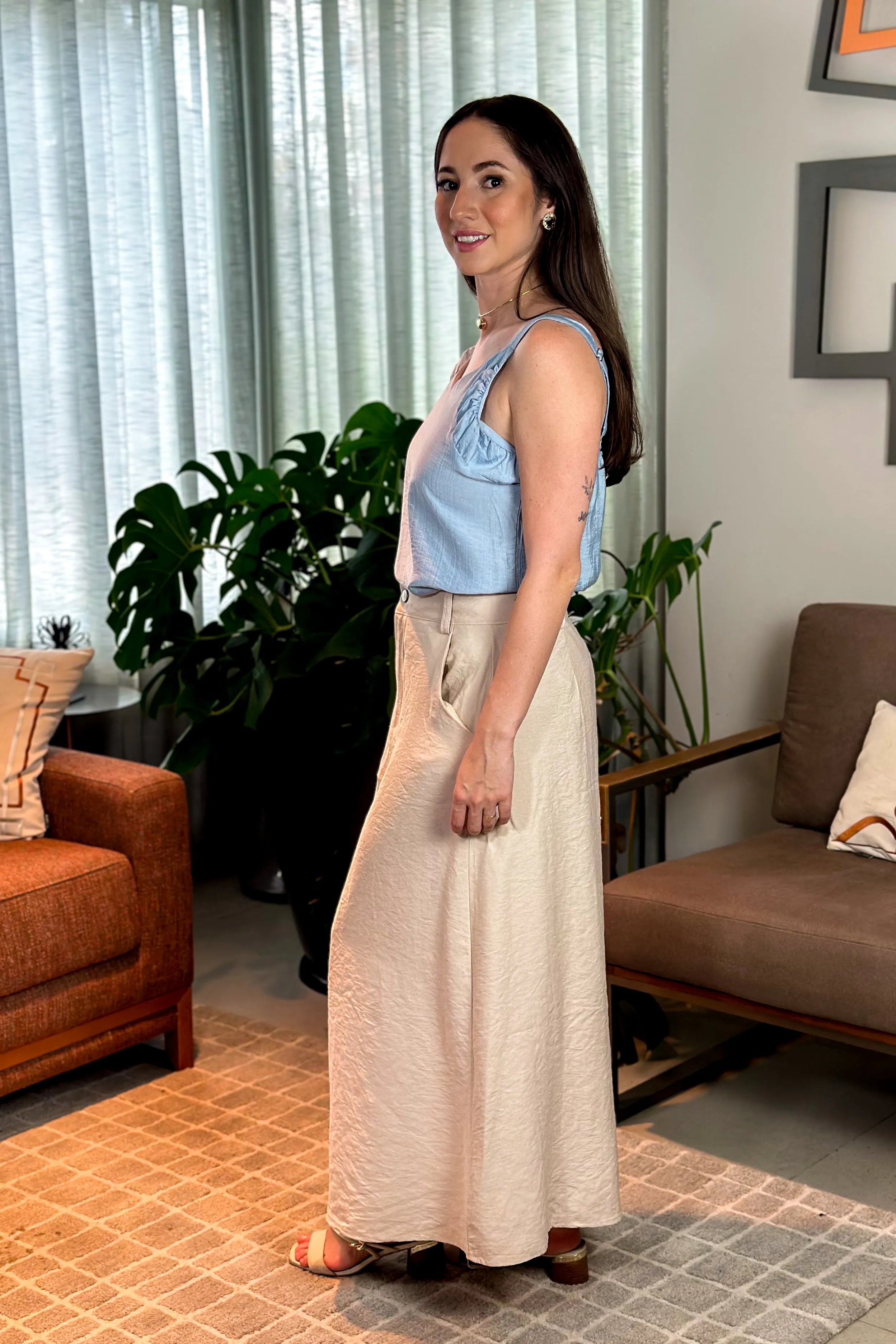 Conjunto: Blusa Regata Visco Acetinado Decote "V" Duda Azul + Saia Midi Visco Premium Carol Creme