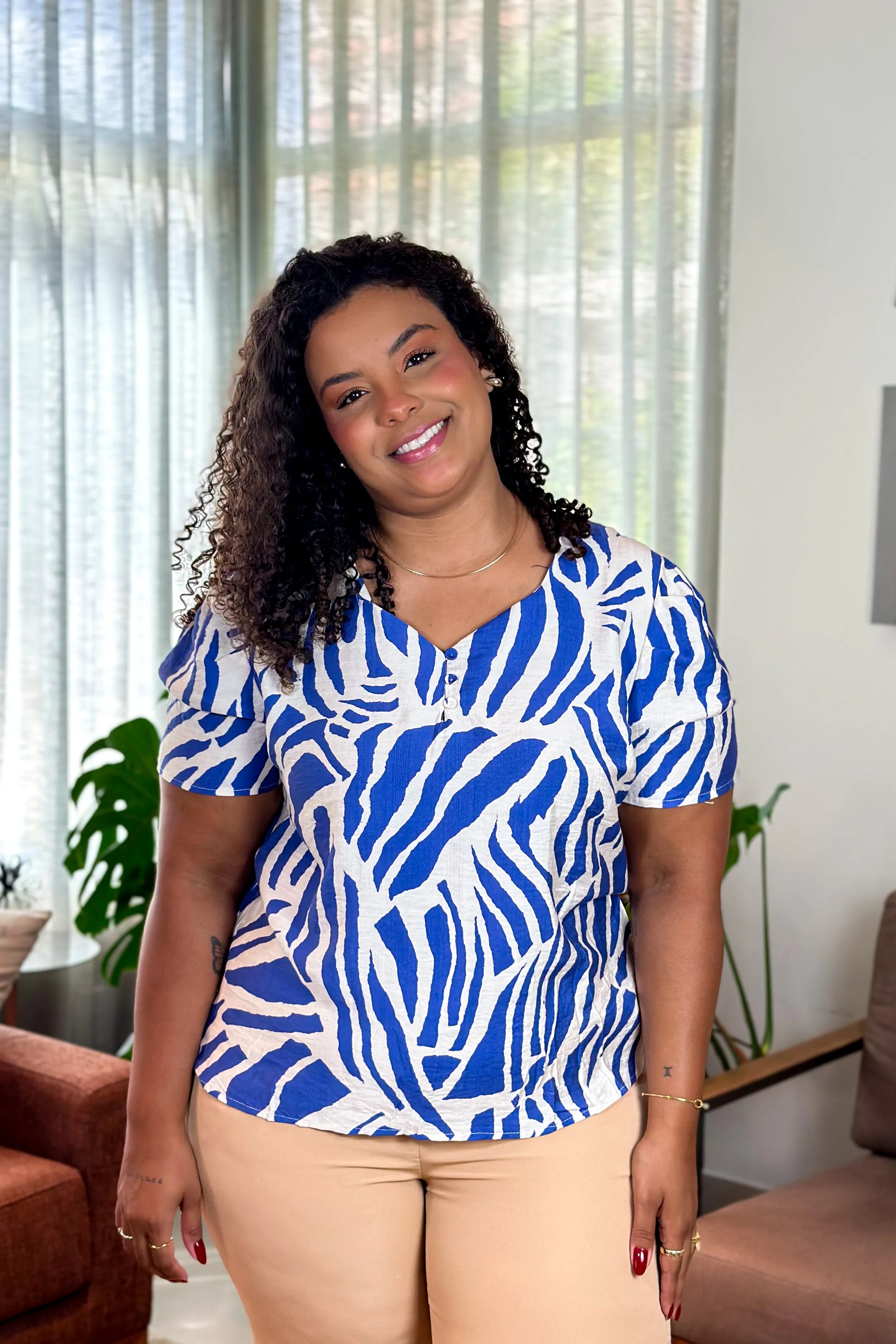 Blusa Manga Curta Visco Soft Decote "V" Detalhe Botão Rita Estampada Azul