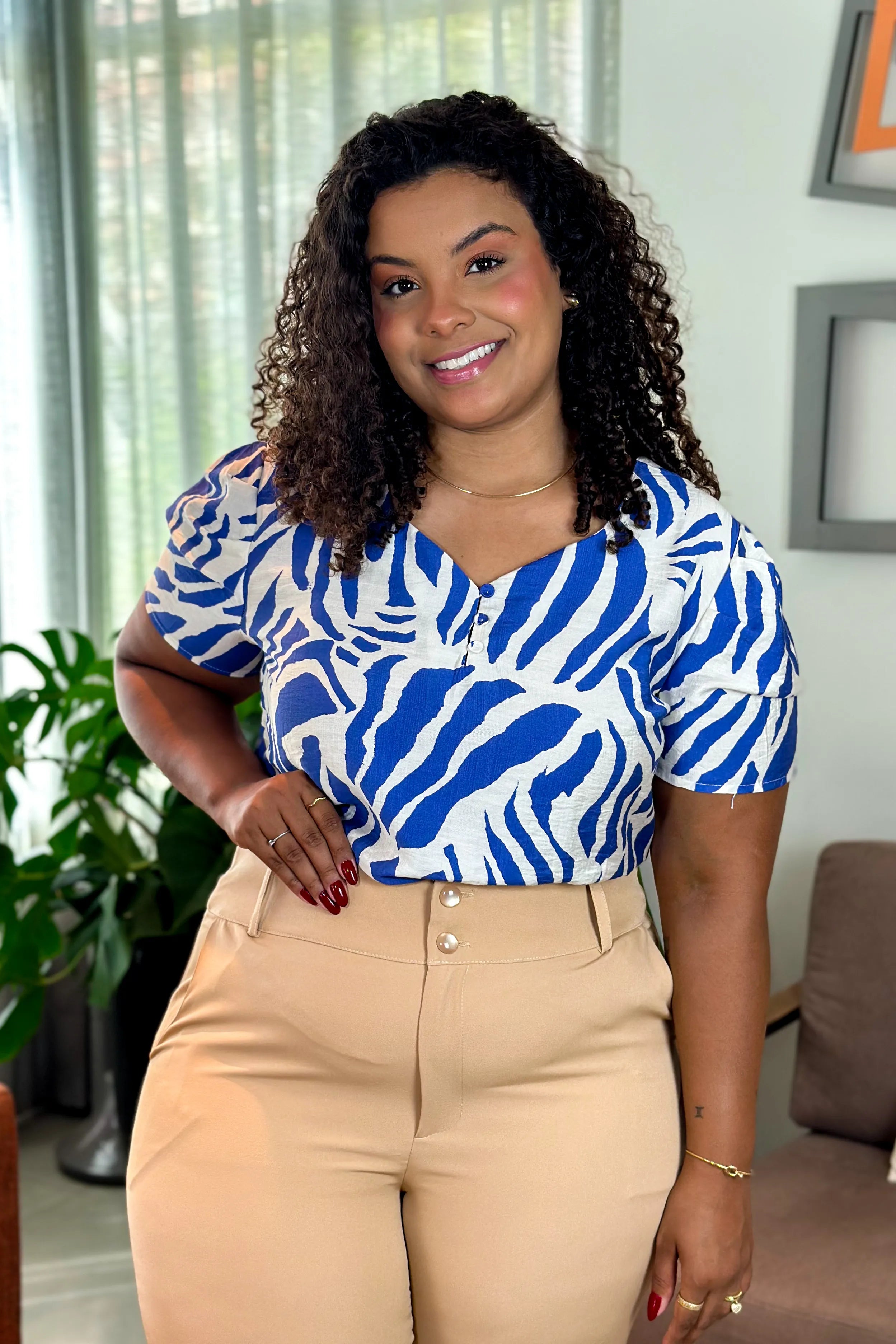 Blusa Manga Curta Visco Soft Decote "V" Detalhe Botão Rita Estampada Azul