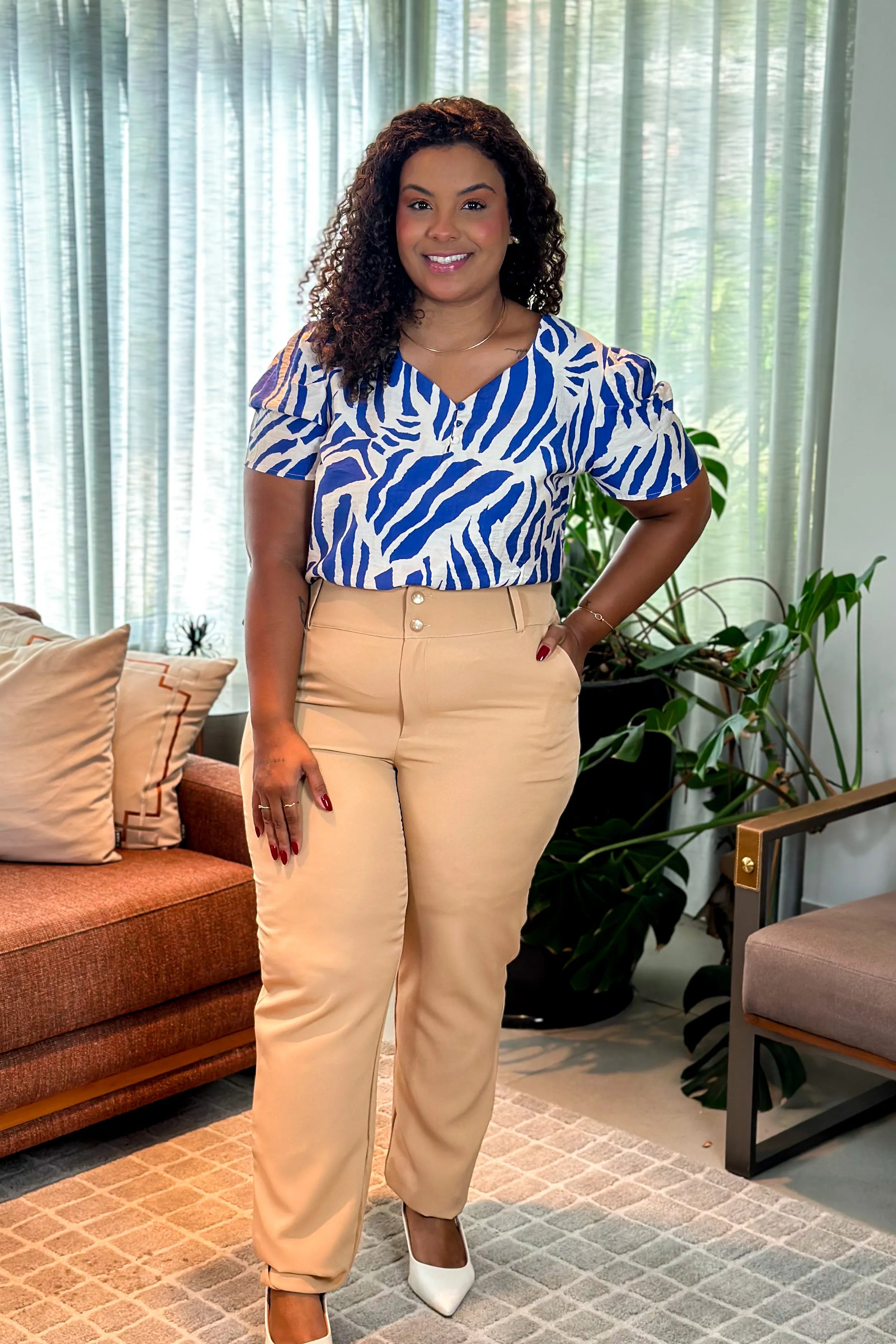 Conjunto: Blusa Manga Curta Visco Soft Decote "V" Detalhe Botão Plus Size Rita Estampada Azul + Calça Corte Reto Crepe Alfaiataria Botão Duplo Plus Size Pietra Bege