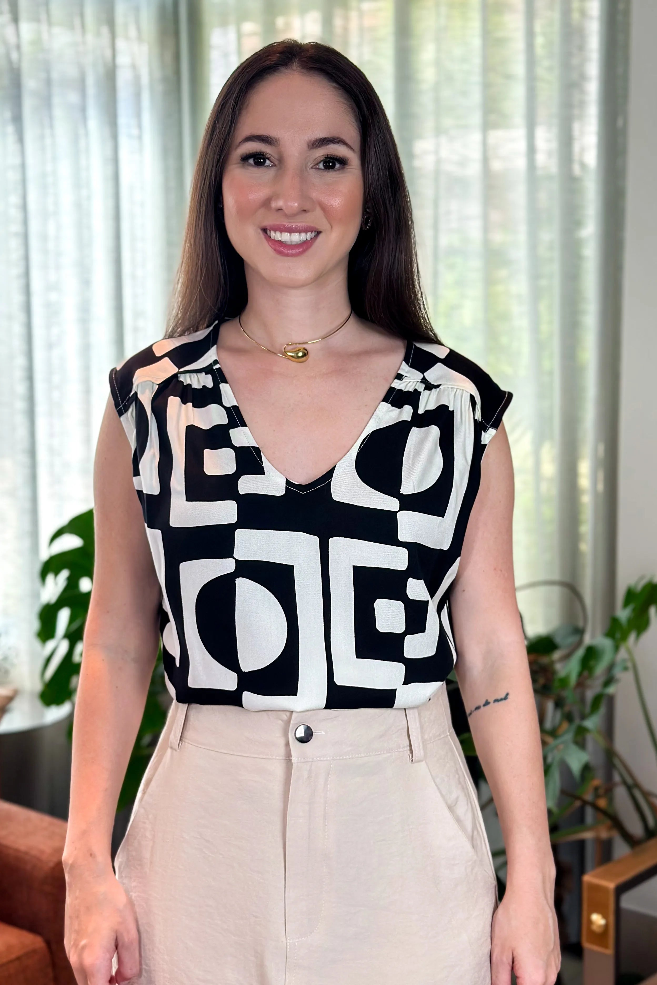 Blusa Regata Viscose Detalhe Ombro Roberta Estampada Preta