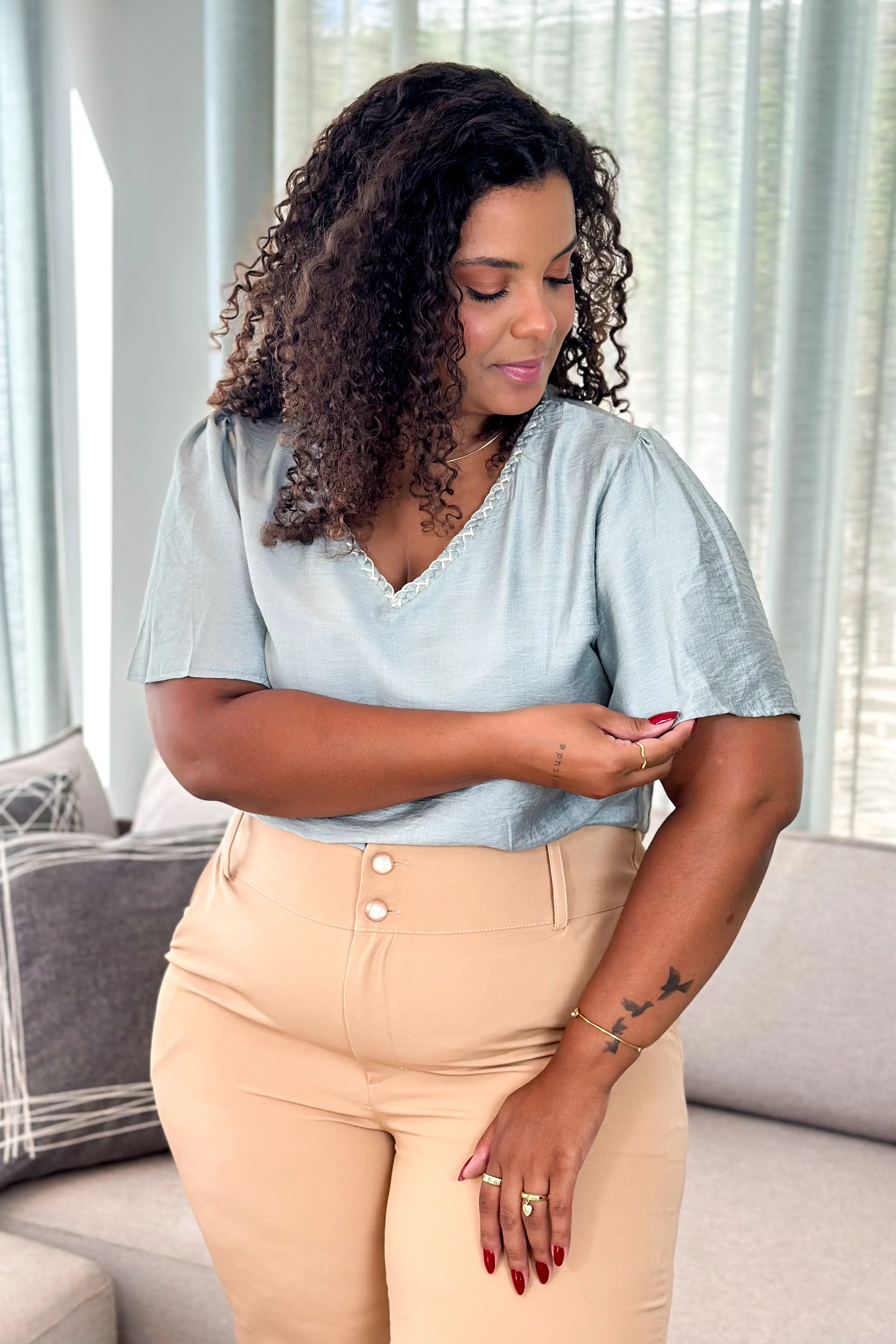 Blusa Manga Curta Visco Acetinado Decote "V" Detalhe Gola Cassia Verde