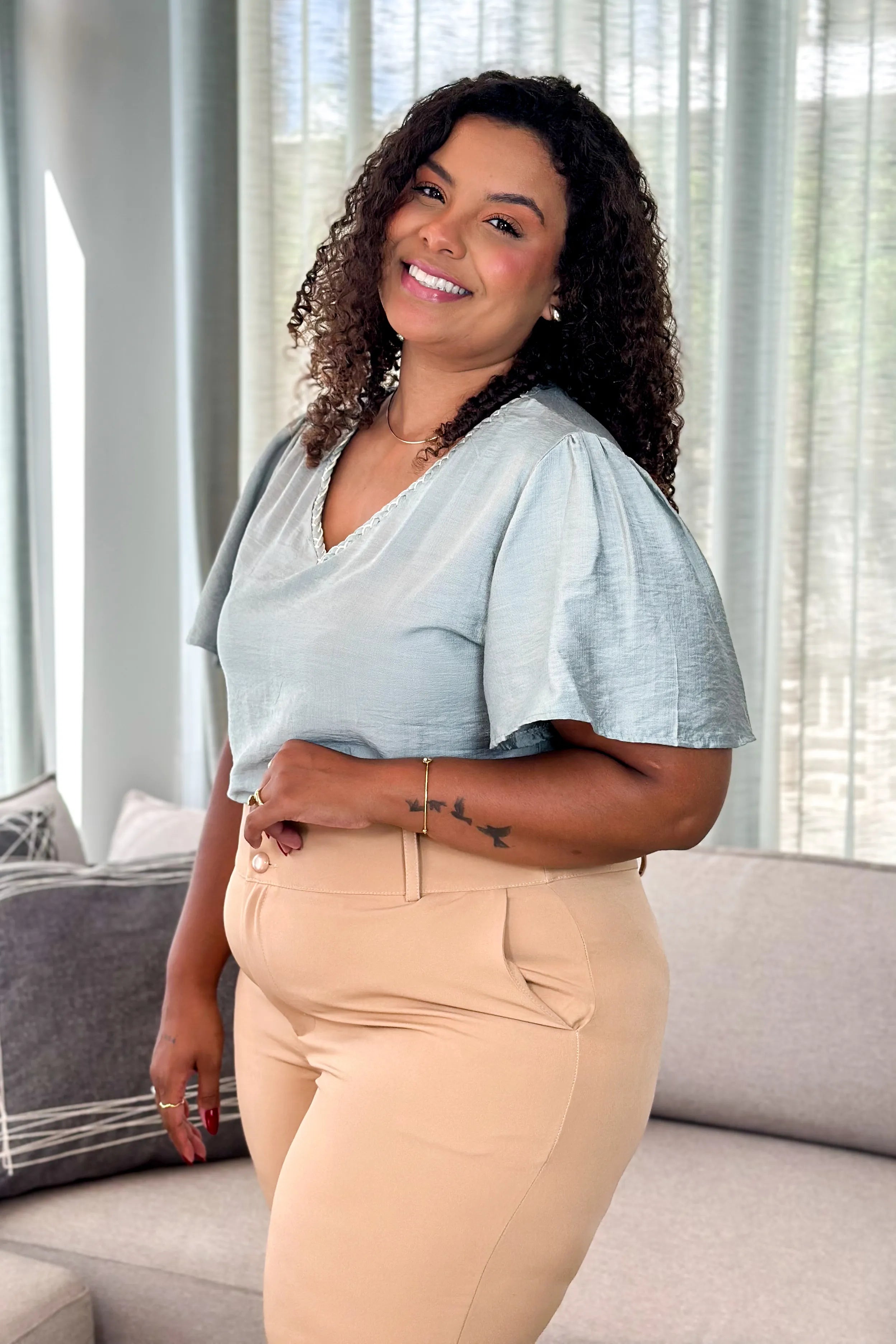 Blusa Manga Curta Visco Acetinado Decote "V" Detalhe Gola Cassia Verde