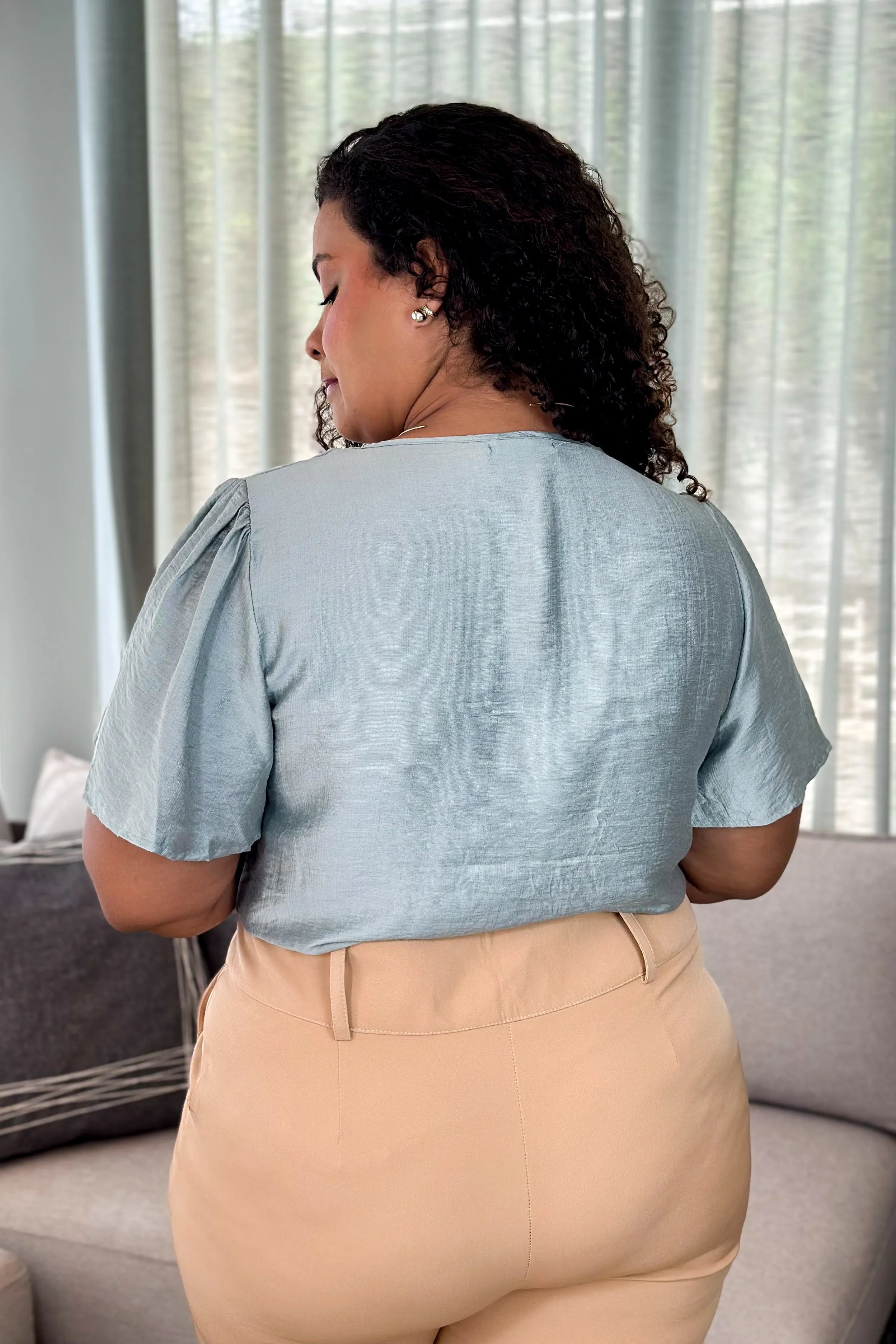 Blusa Manga Curta Visco Acetinado Decote "V" Detalhe Gola Cassia Verde