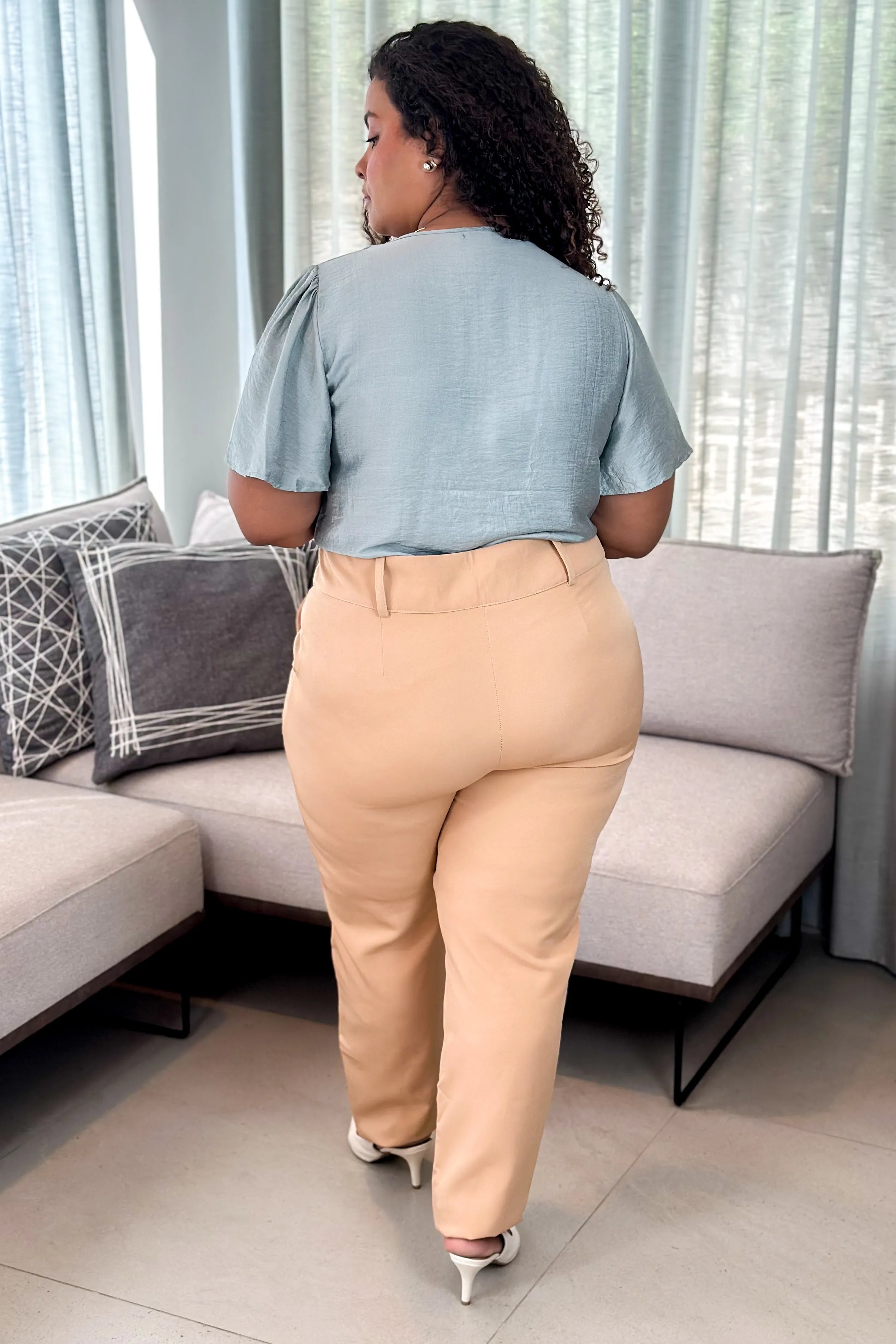 Conjunto: Blusa Manga Curta Visco Acetinado Decote "V" Detalhe Gola Plus Size Cassia Verde + Calça Corte Reto Crepe Alfaiataria Botão Duplo Plus Size Pietra Bege