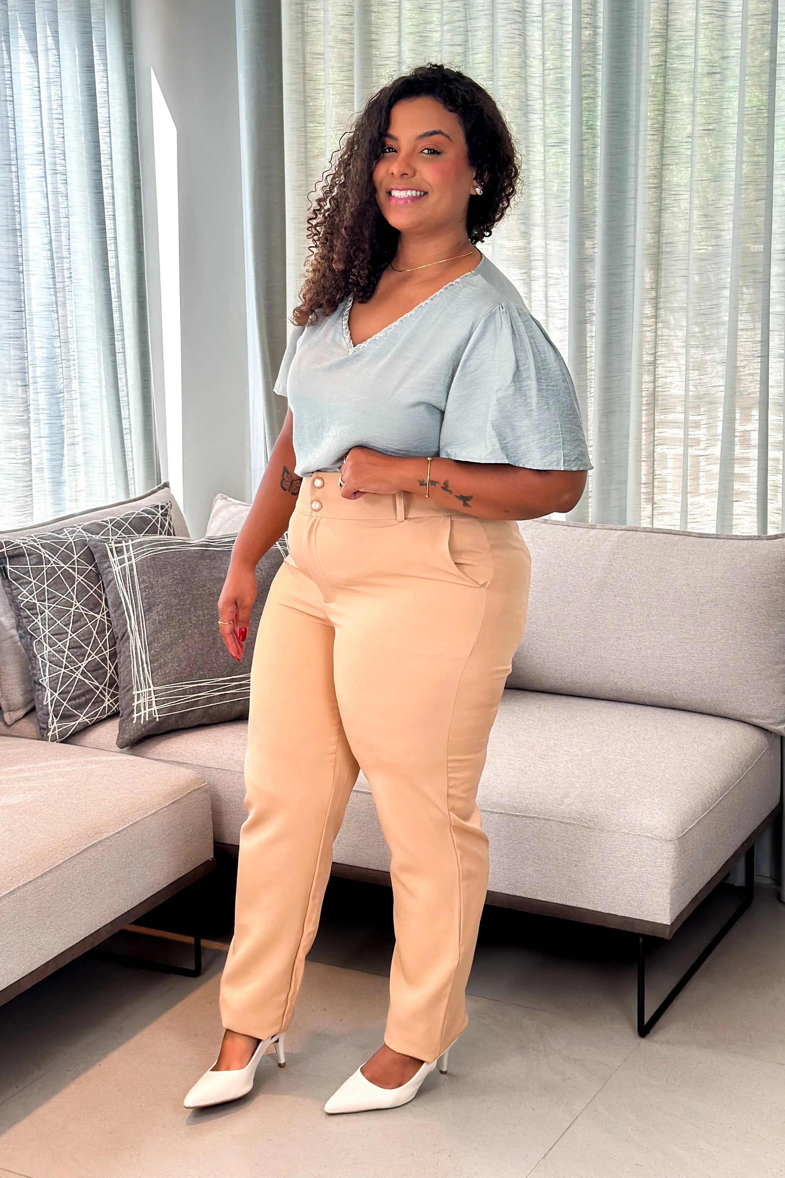 Conjunto: Blusa Manga Curta Visco Acetinado Decote "V" Detalhe Gola Plus Size Cassia Verde + Calça Corte Reto Crepe Alfaiataria Botão Duplo Plus Size Pietra Bege