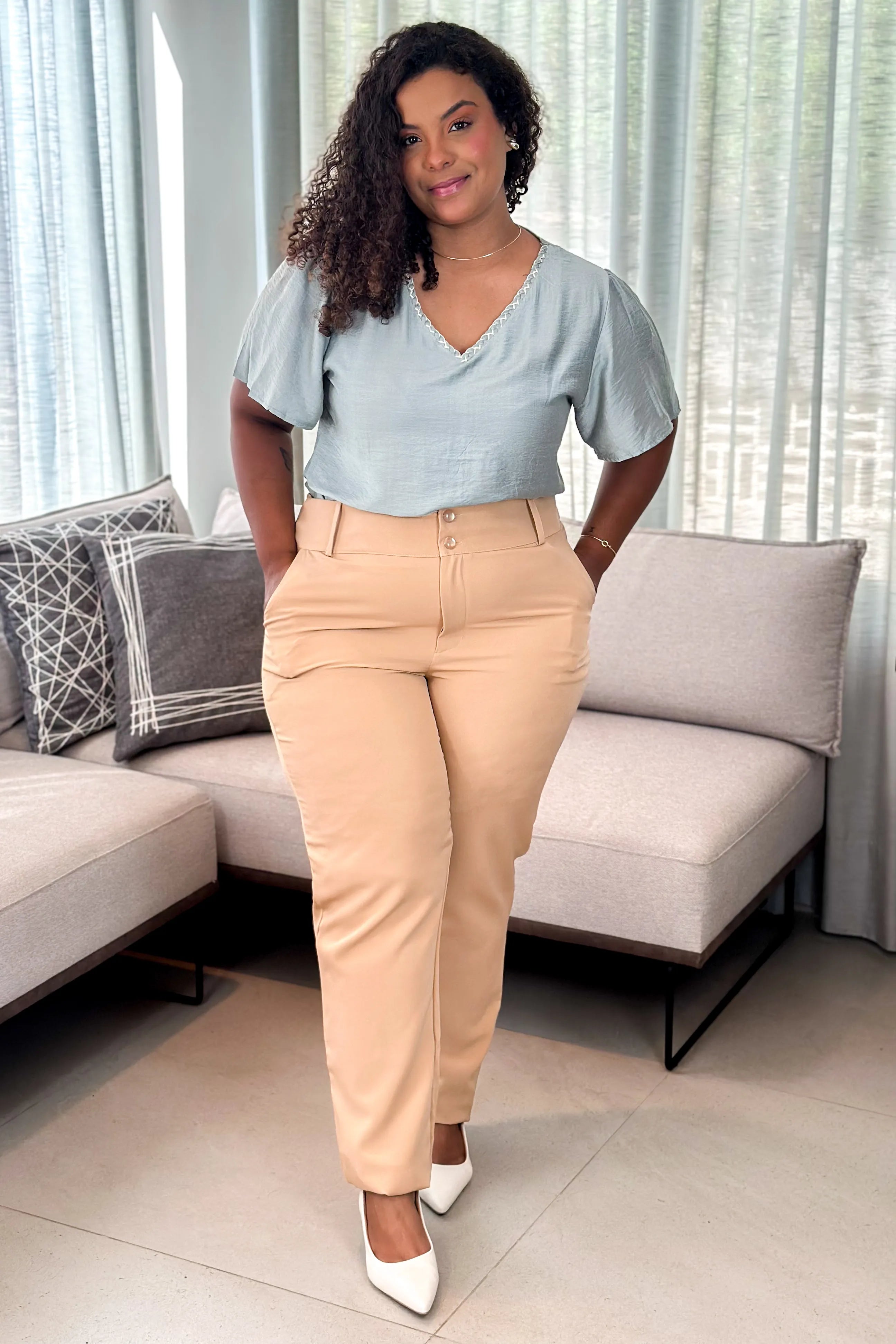 Conjunto: Blusa Manga Curta Visco Acetinado Decote "V" Detalhe Gola Plus Size Cassia Verde + Calça Corte Reto Crepe Alfaiataria Botão Duplo Plus Size Pietra Bege