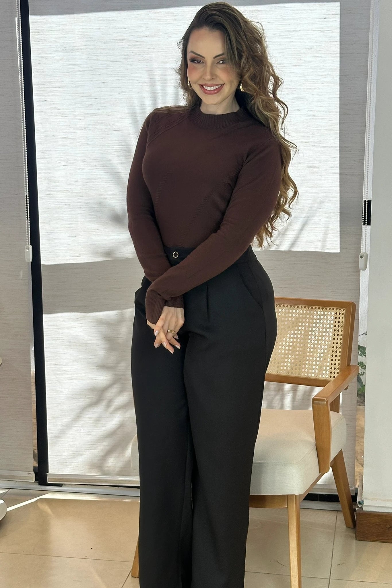 Conjunto: Tricot Manga Longa Meia Gola em Modal Gabriela Marrom Escuro + Calça Corte Reto em Alfaiataria com Botão Encapado e Bolso Assimétrico Yara Preta