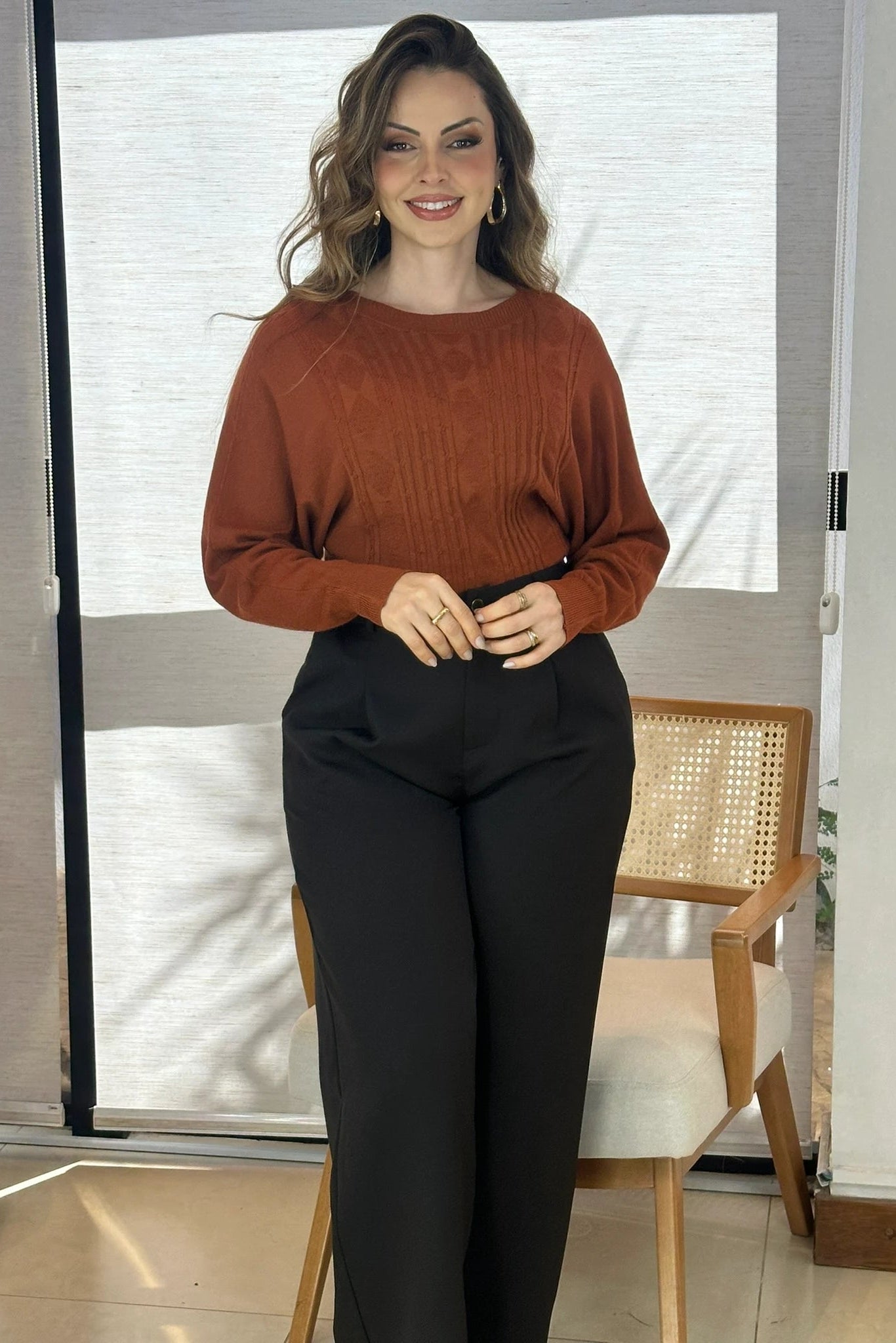 Conjunto: Tricot Manga Longa Ampla em Modal Jessica Terracota + Calça Corte Reto em Alfaiataria com Botão Encapado e Bolso Assimétrico Yara Preta
