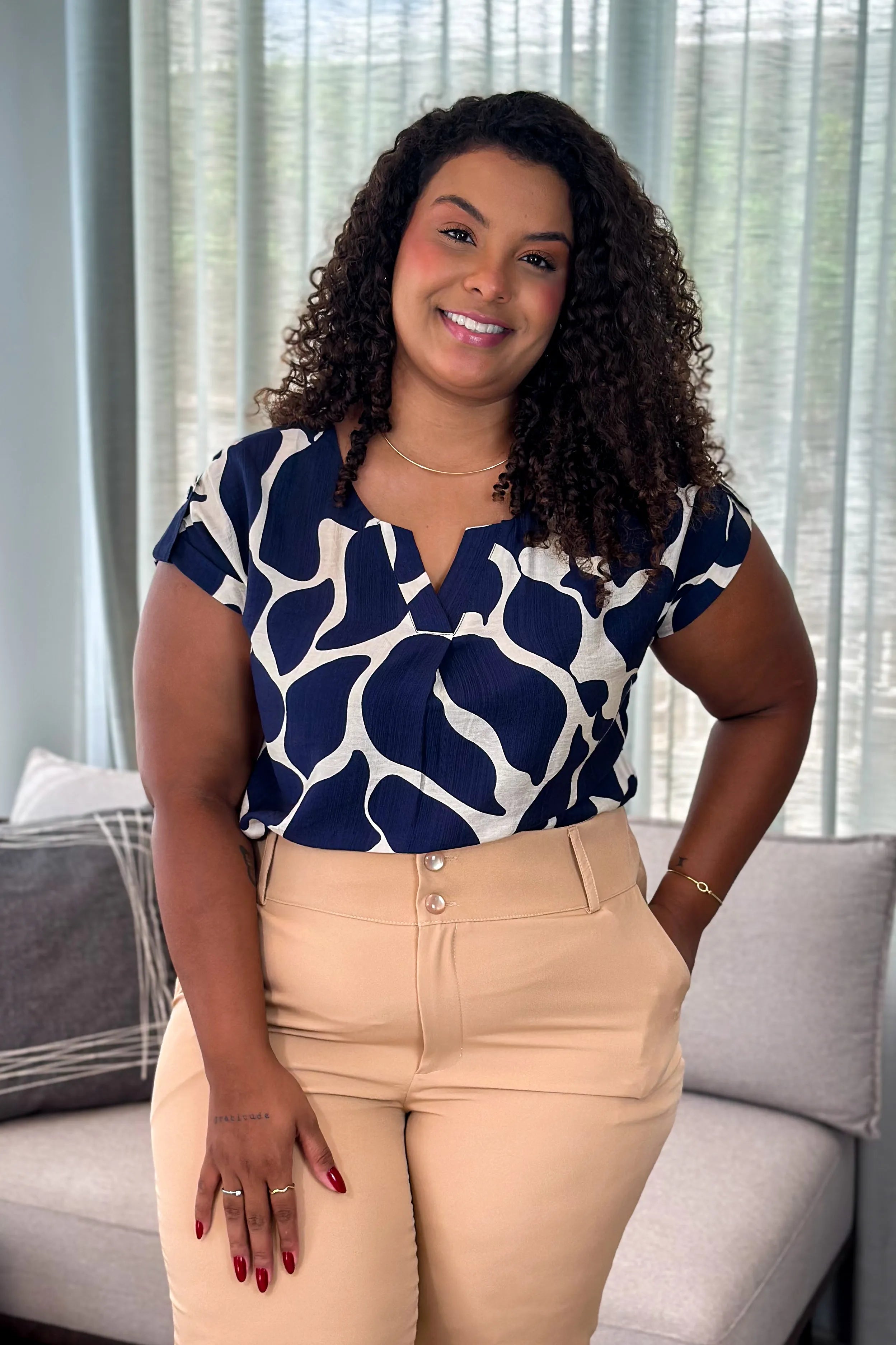 Blusa Decote "V" Visco Soft Detalhe Ombro Plus Size Dulce Estampada Azul Marinho