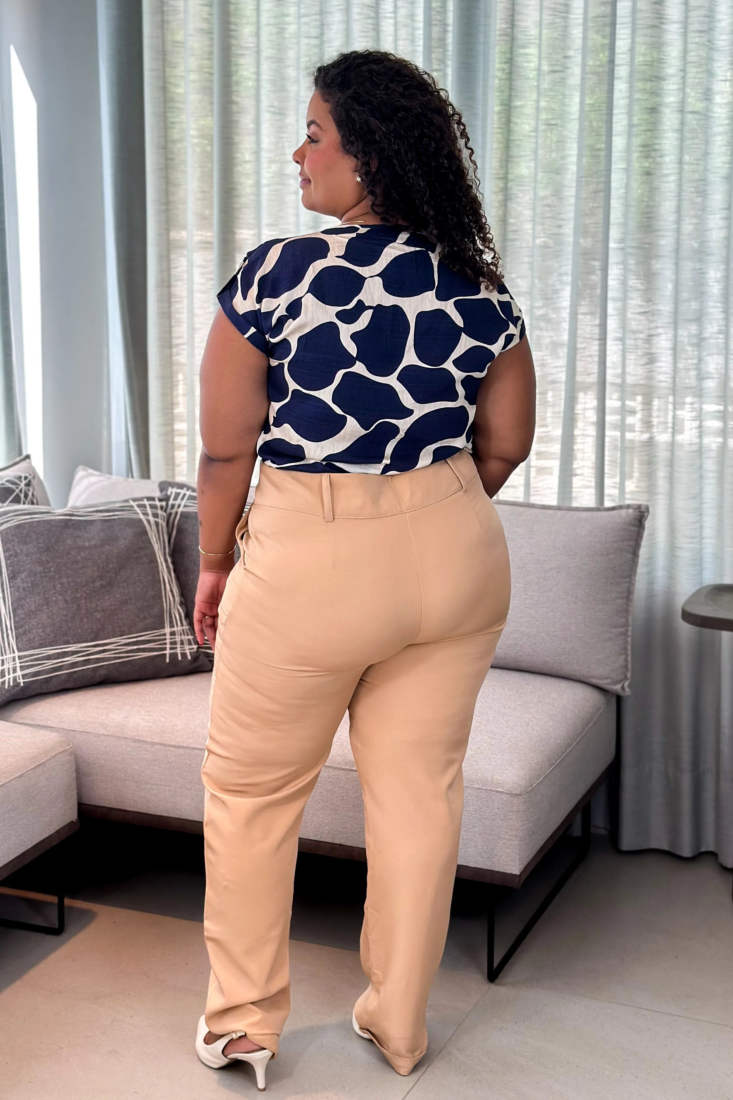 Blusa Decote "V" Visco Soft Detalhe Ombro Plus Size Dulce Estampada Azul Marinho
