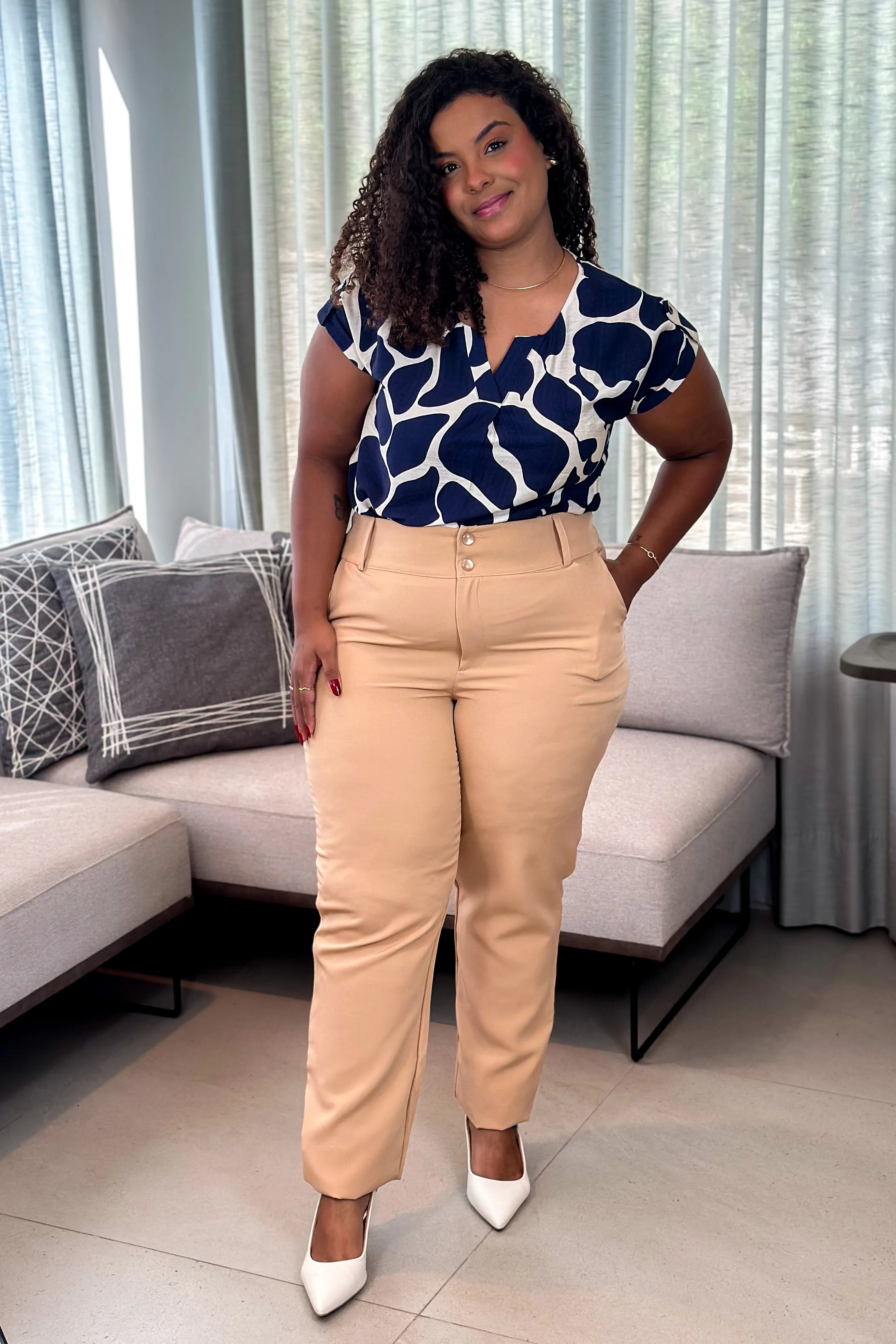 Blusa Decote "V" Visco Soft Detalhe Ombro Plus Size Dulce Estampada Azul Marinho