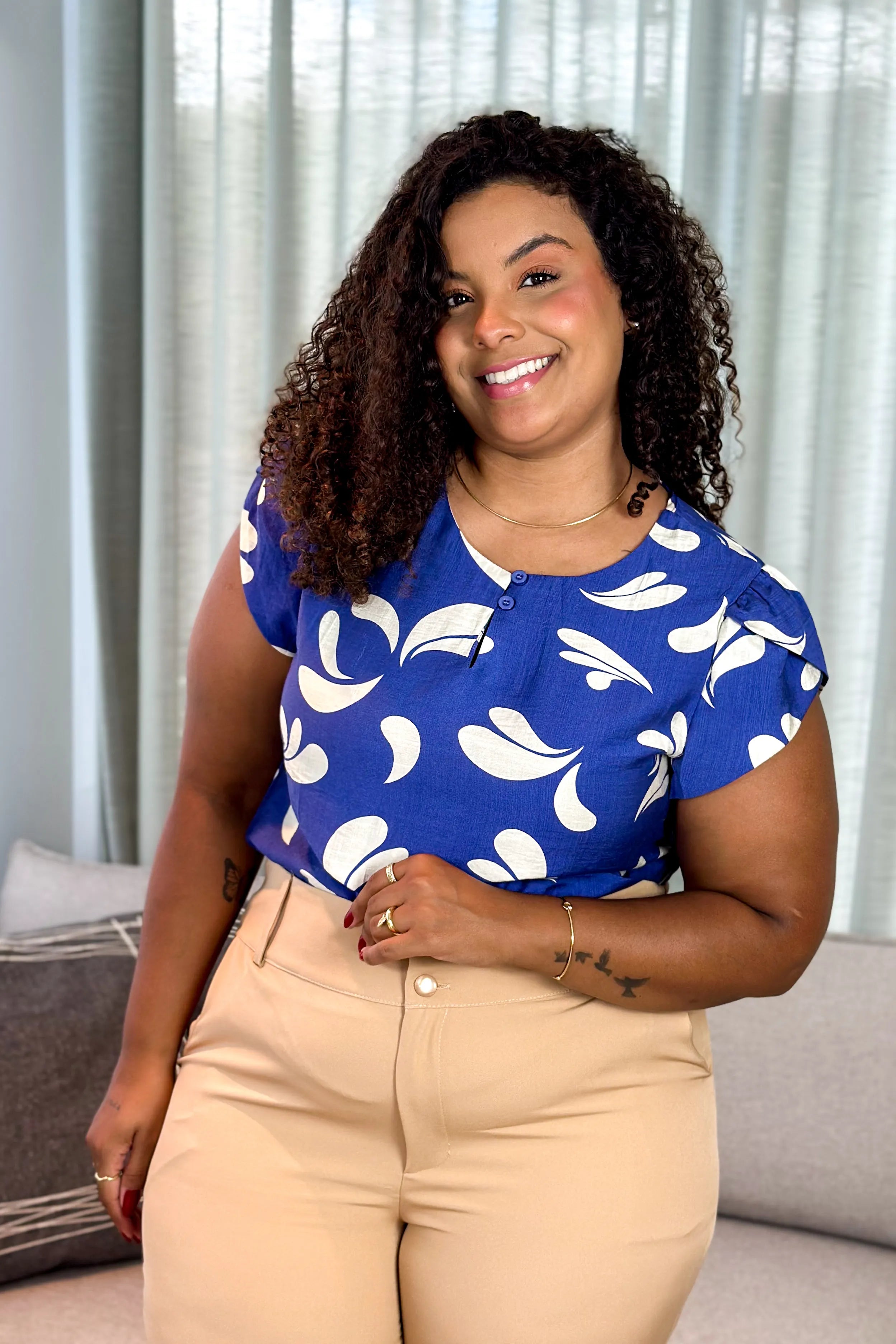 Blusa Manga Transpassada Visco Soft Detalhe Botão Magali Estampada Azul