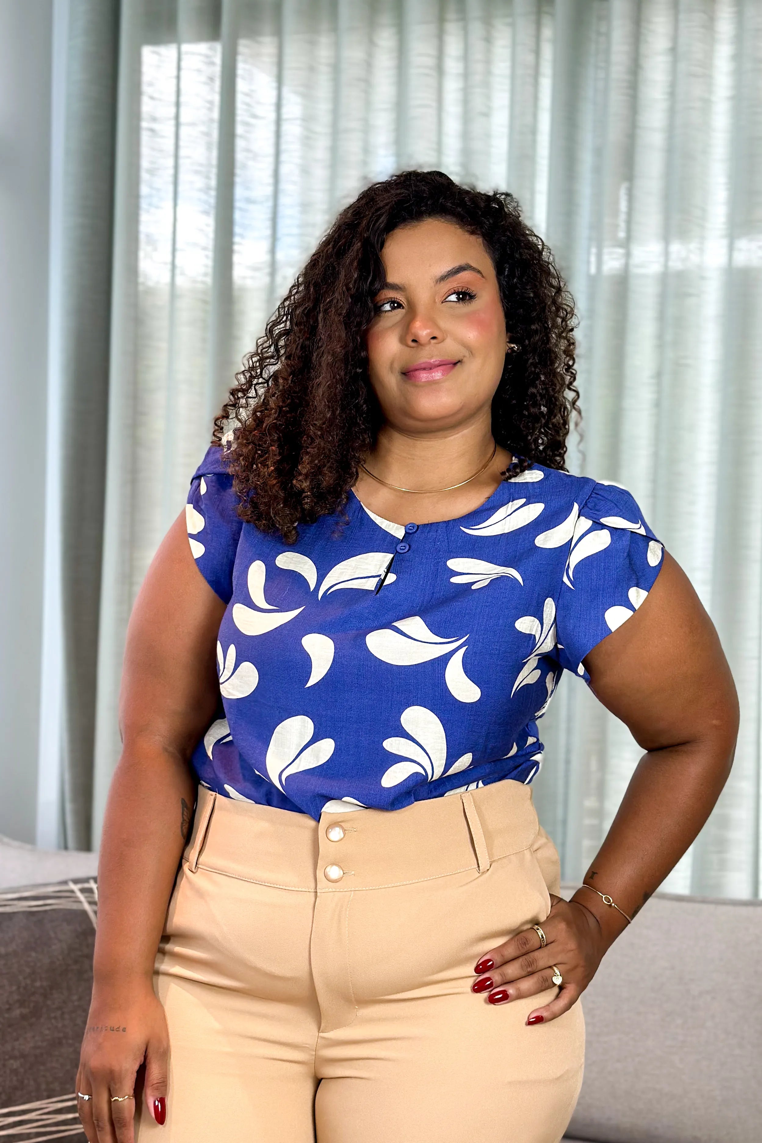 Blusa Manga Transpassada Visco Soft Detalhe Botão Magali Estampada Azul