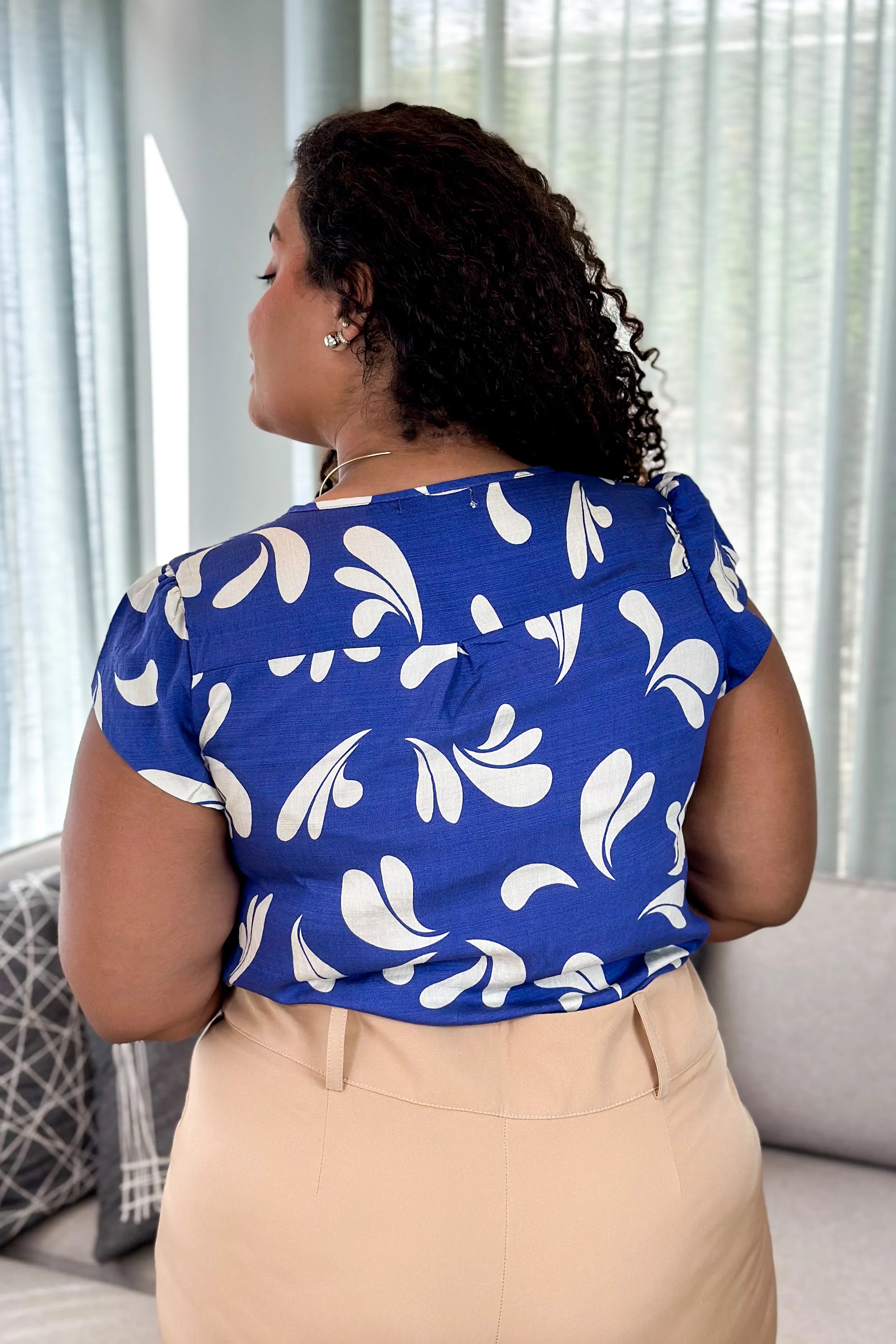 Blusa Manga Transpassada Visco Soft Detalhe Botão Magali Estampada Azul