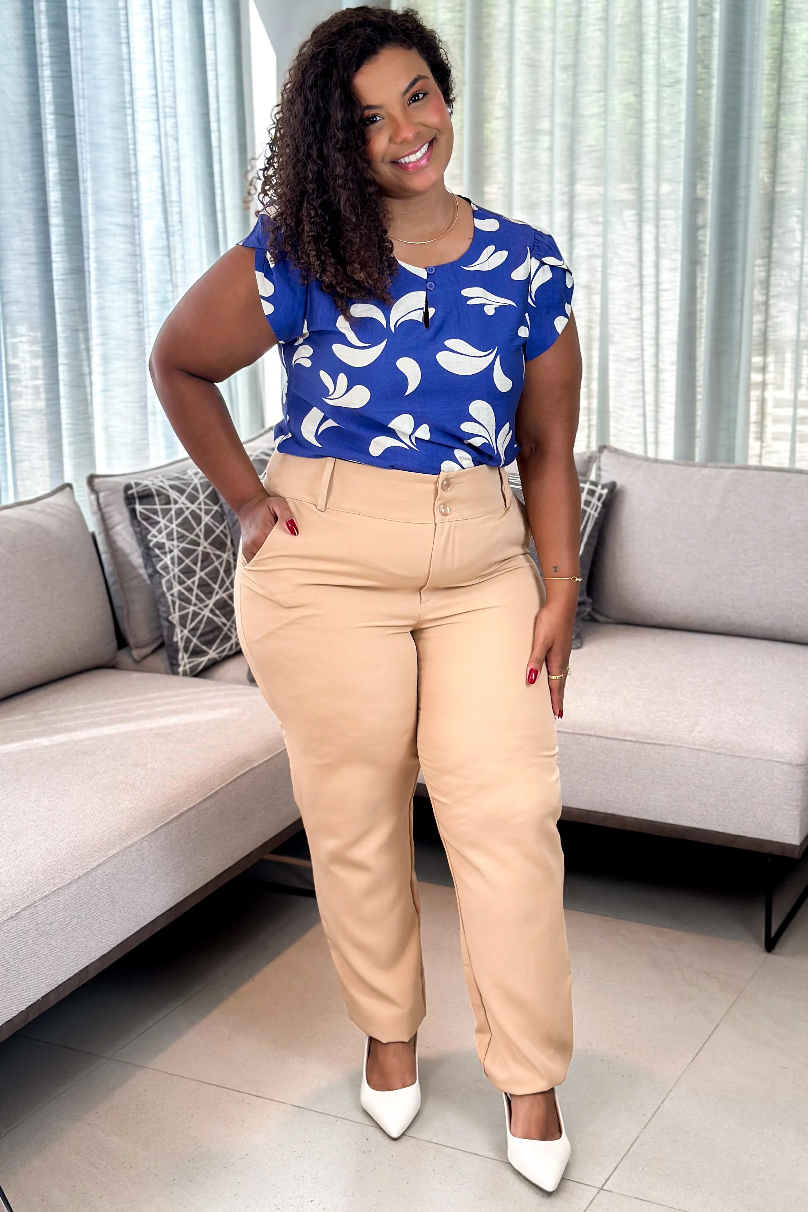 Conjunto: Blusa Manga Transpassada Visco Soft Detalhe Botão Plus Size Magali Estampada Azul + Calça Corte Reto Crepe Alfaiataria Botão Duplo Plus Size Pietra Bege