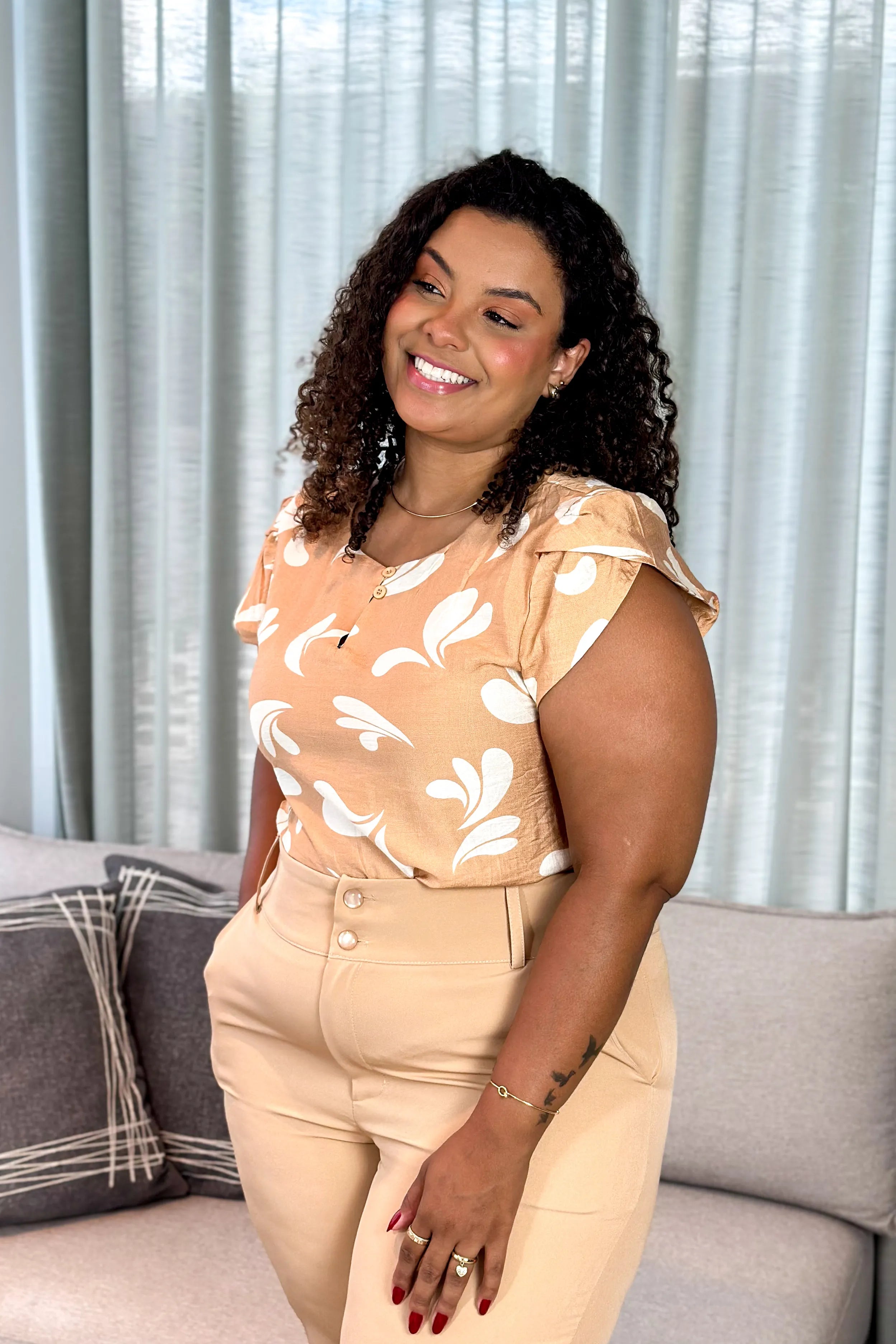 Blusa Manga Transpassada Visco Soft Detalhe Botão Magali Estampada Bege