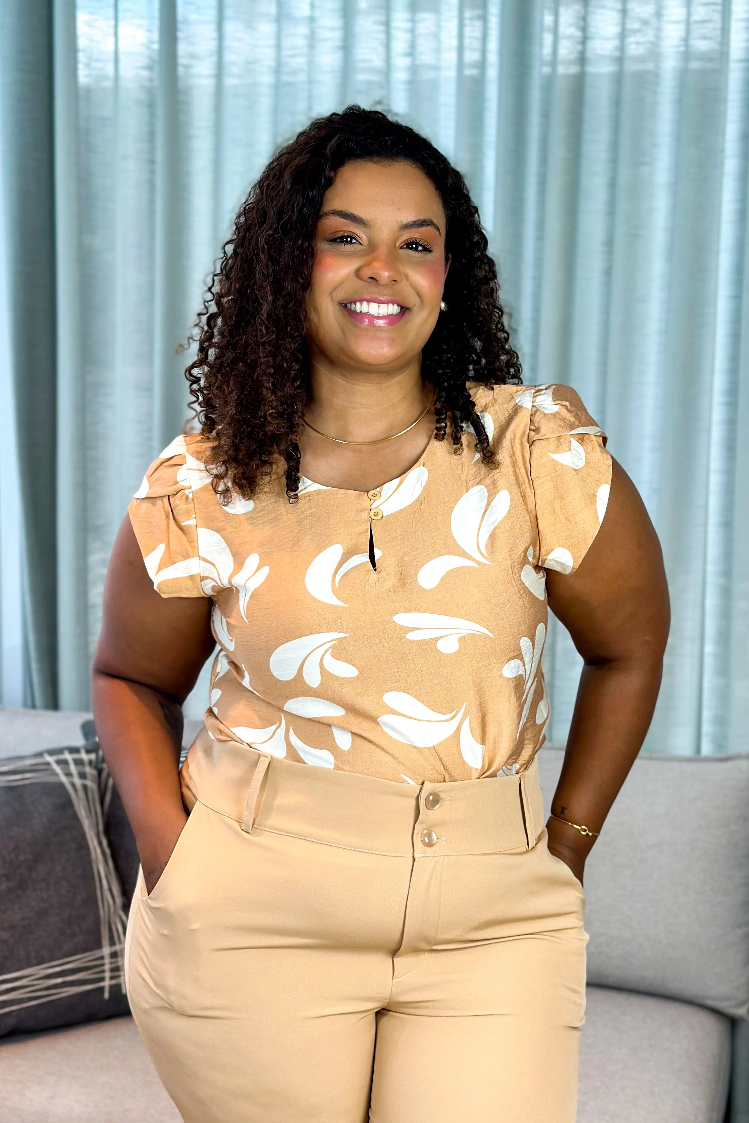 Blusa Manga Transpassada Visco Soft Detalhe Botão Magali Estampada Bege