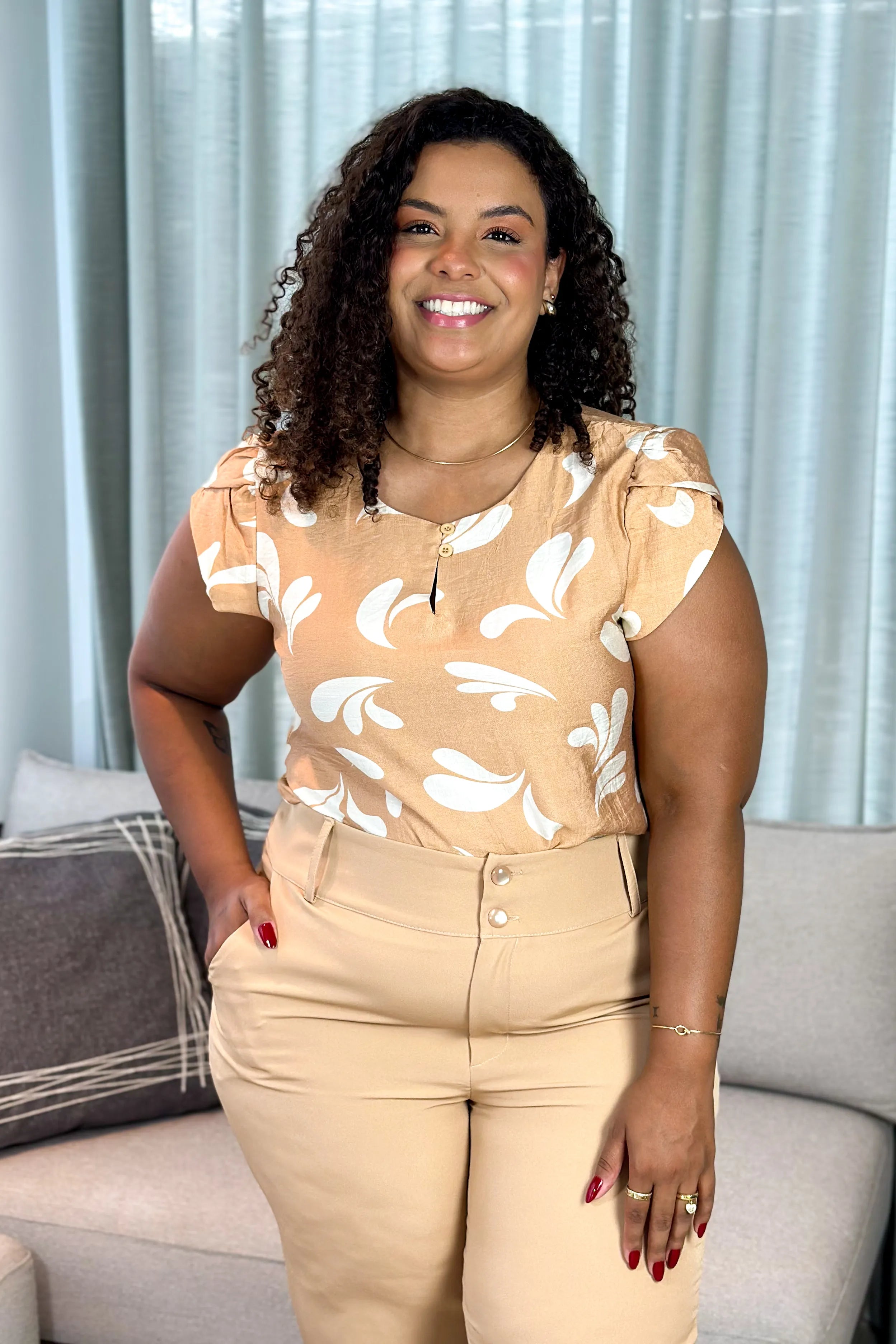 Blusa Manga Transpassada Visco Soft Detalhe Botão Magali Estampada Bege