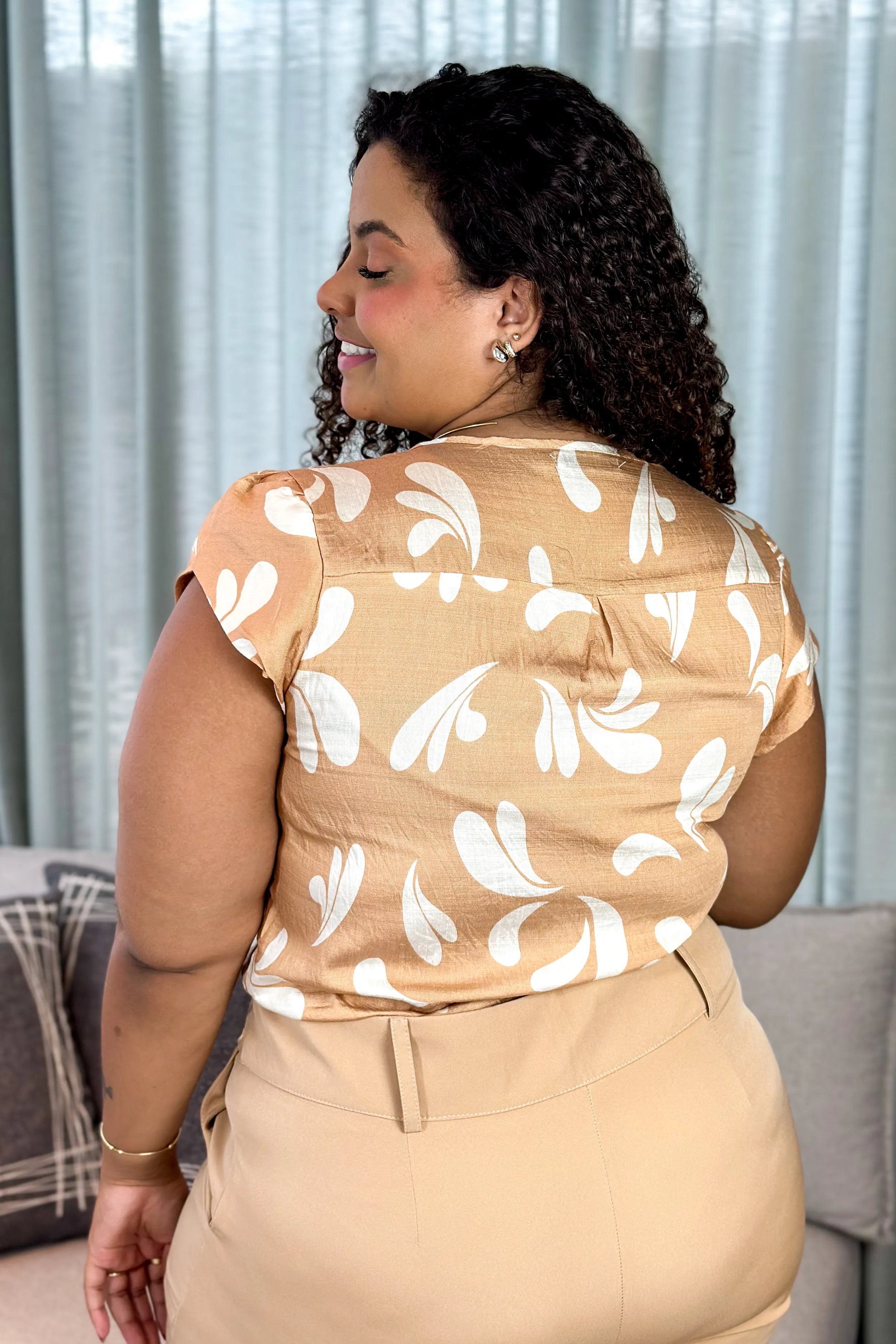 Blusa Manga Transpassada Visco Soft Detalhe Botão Magali Estampada Bege