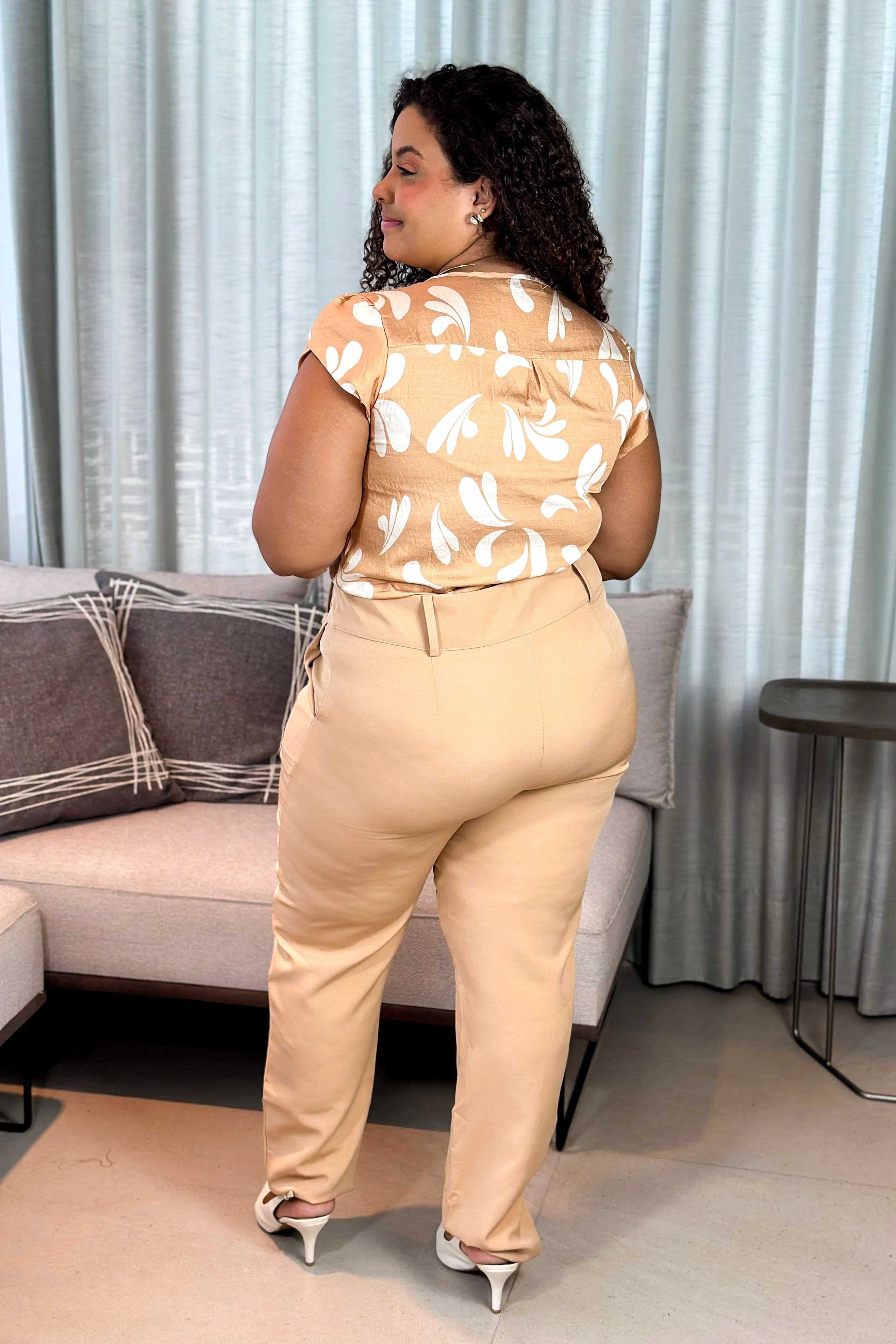 Blusa Manga Transpassada Visco Soft Detalhe Botão Magali Estampada Bege