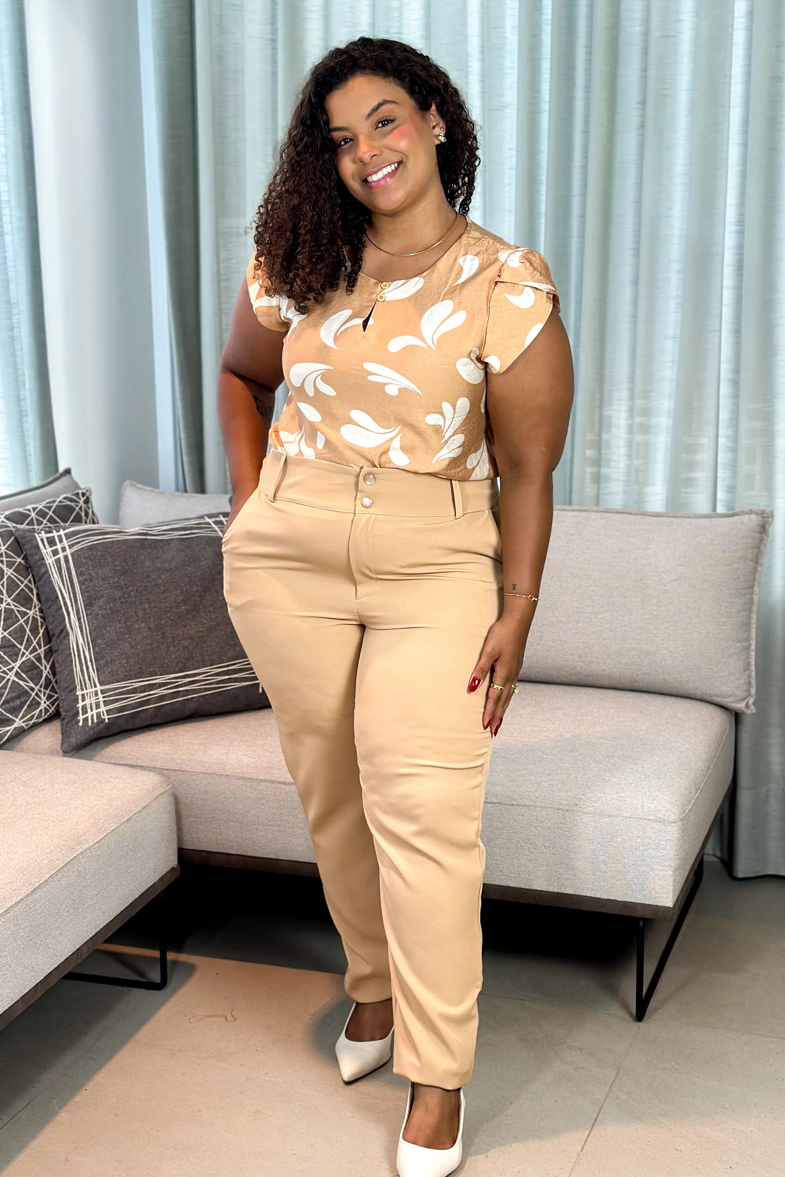 Blusa Manga Transpassada Visco Soft Detalhe Botão Magali Estampada Bege