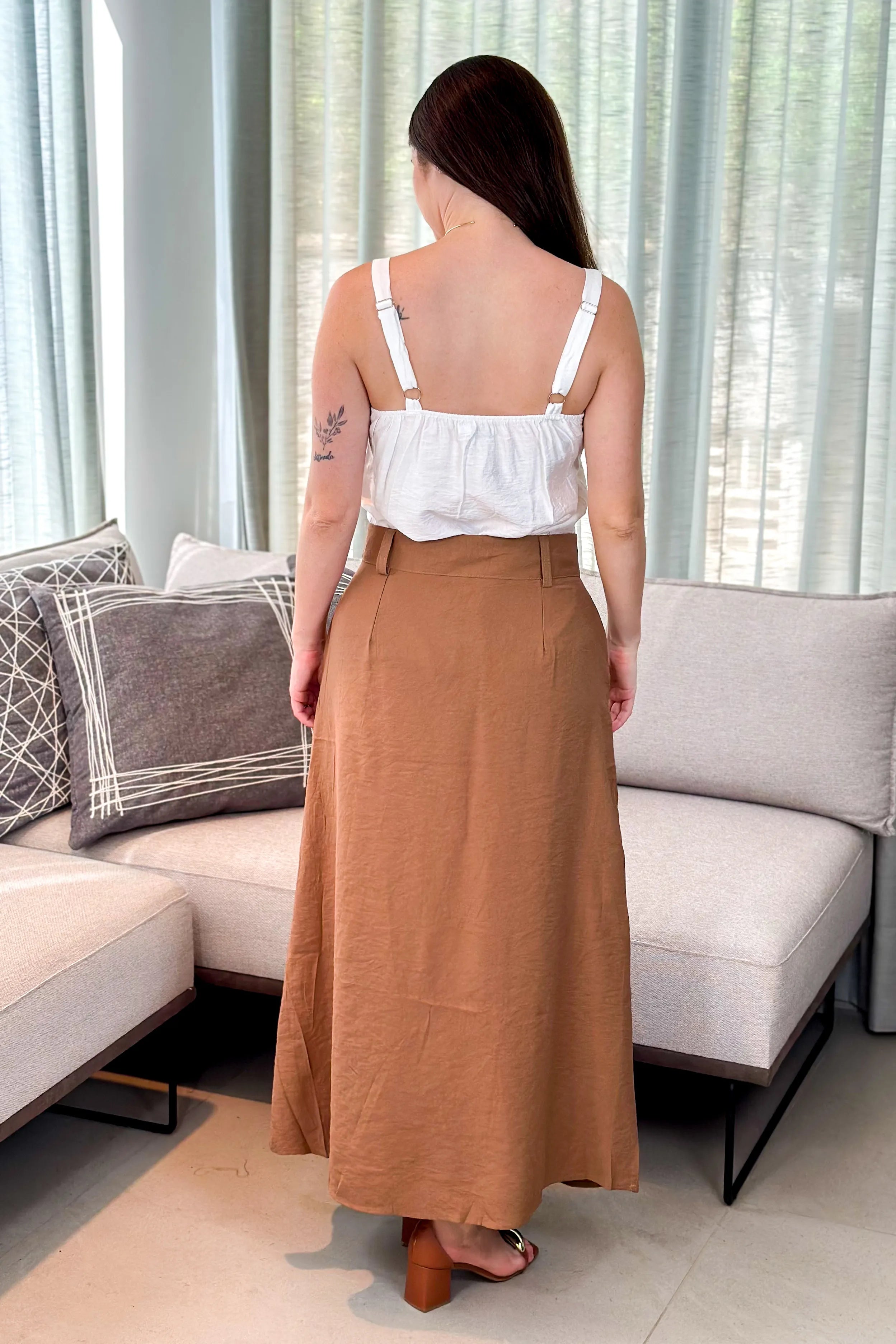 Blusa Regata Visco Acetinado Decote "V" Duda Branca