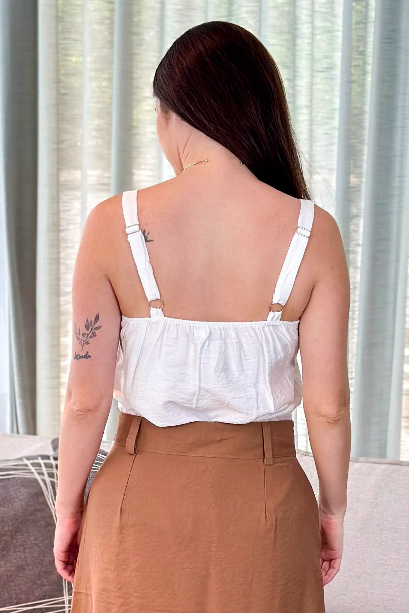 Blusa Regata Visco Acetinado Decote "V" Duda Branca