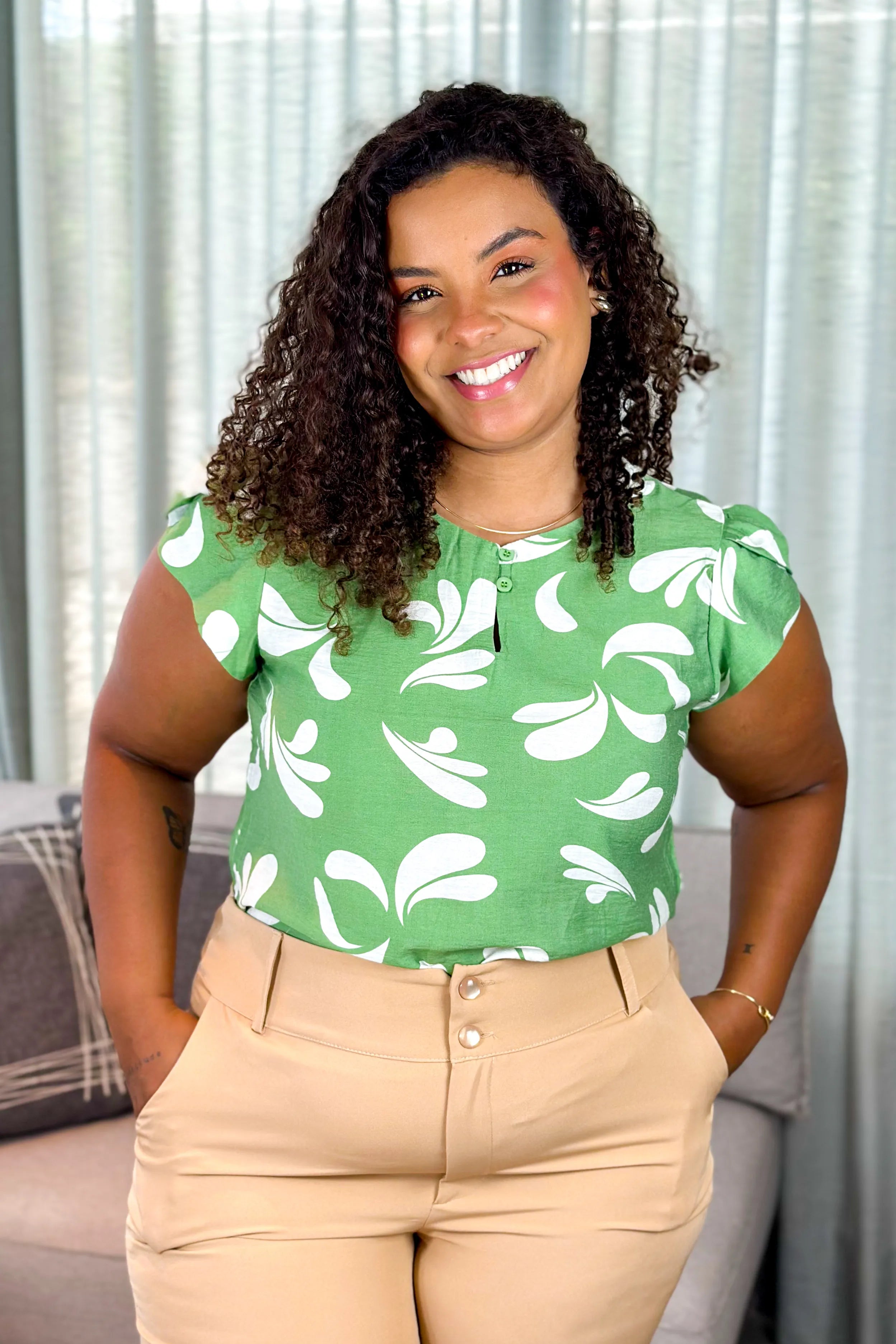 Blusa Manga Transpassada Visco Soft Detalhe Botão Magali Estampada Verde