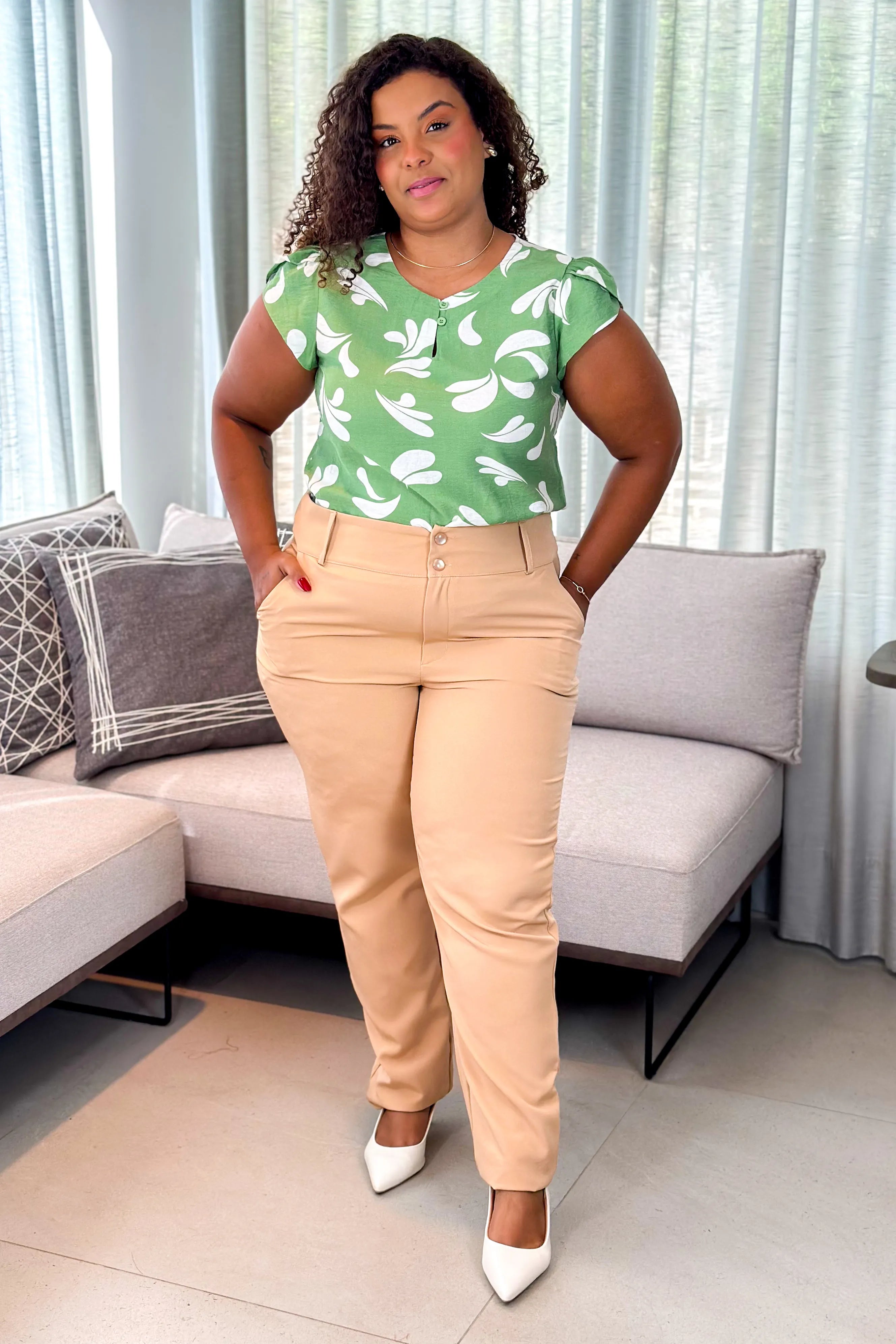 Conjunto: Blusa Manga Transpassada Visco Soft Detalhe Botão Plus Size Magali Estampada Verde + Calça Corte Reto Crepe Alfaiataria Botão Duplo Plus Size Pietra Bege
