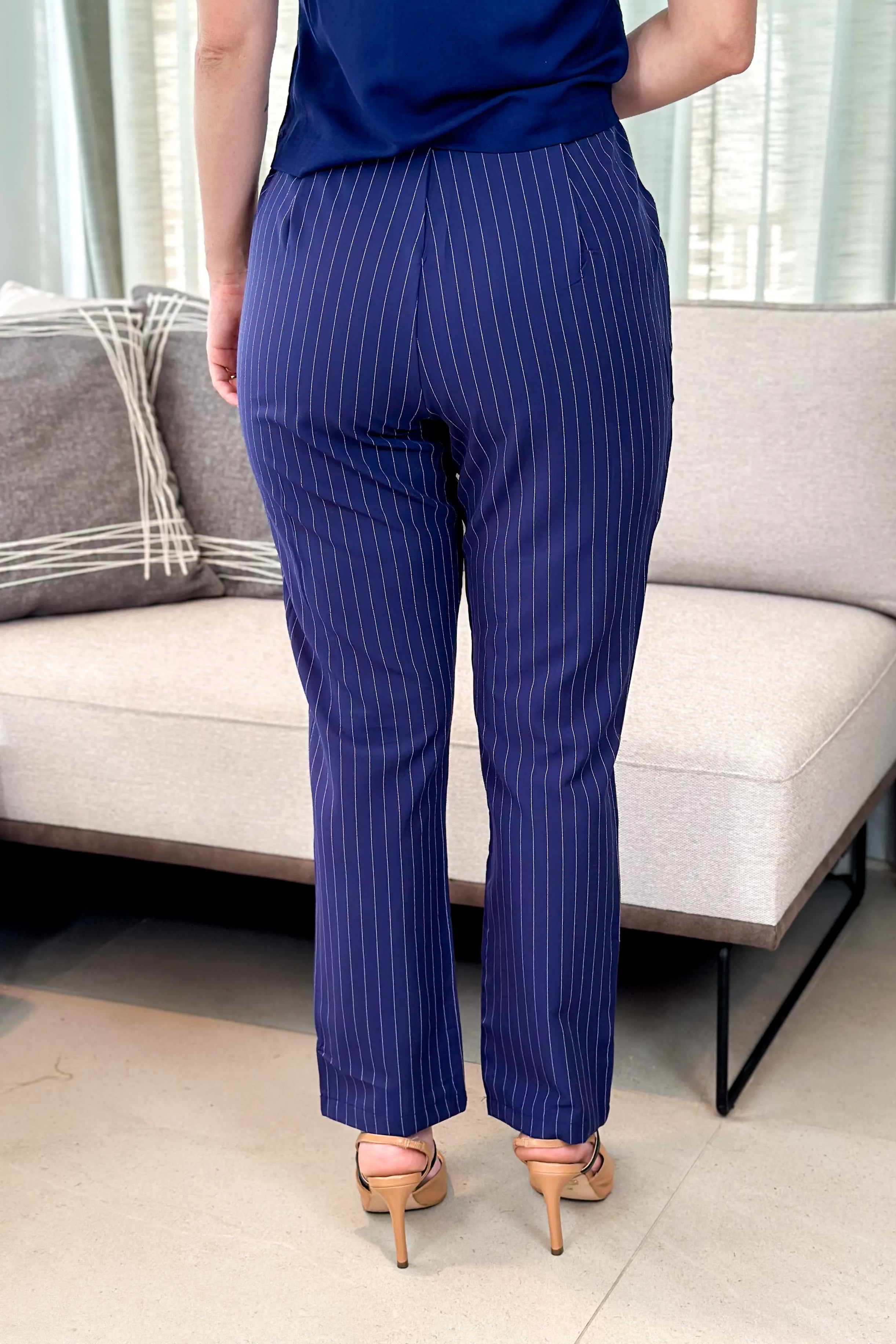Calça Corte Reto Alfaiataria Essential Risca de Giz Luiza Azul Marinho