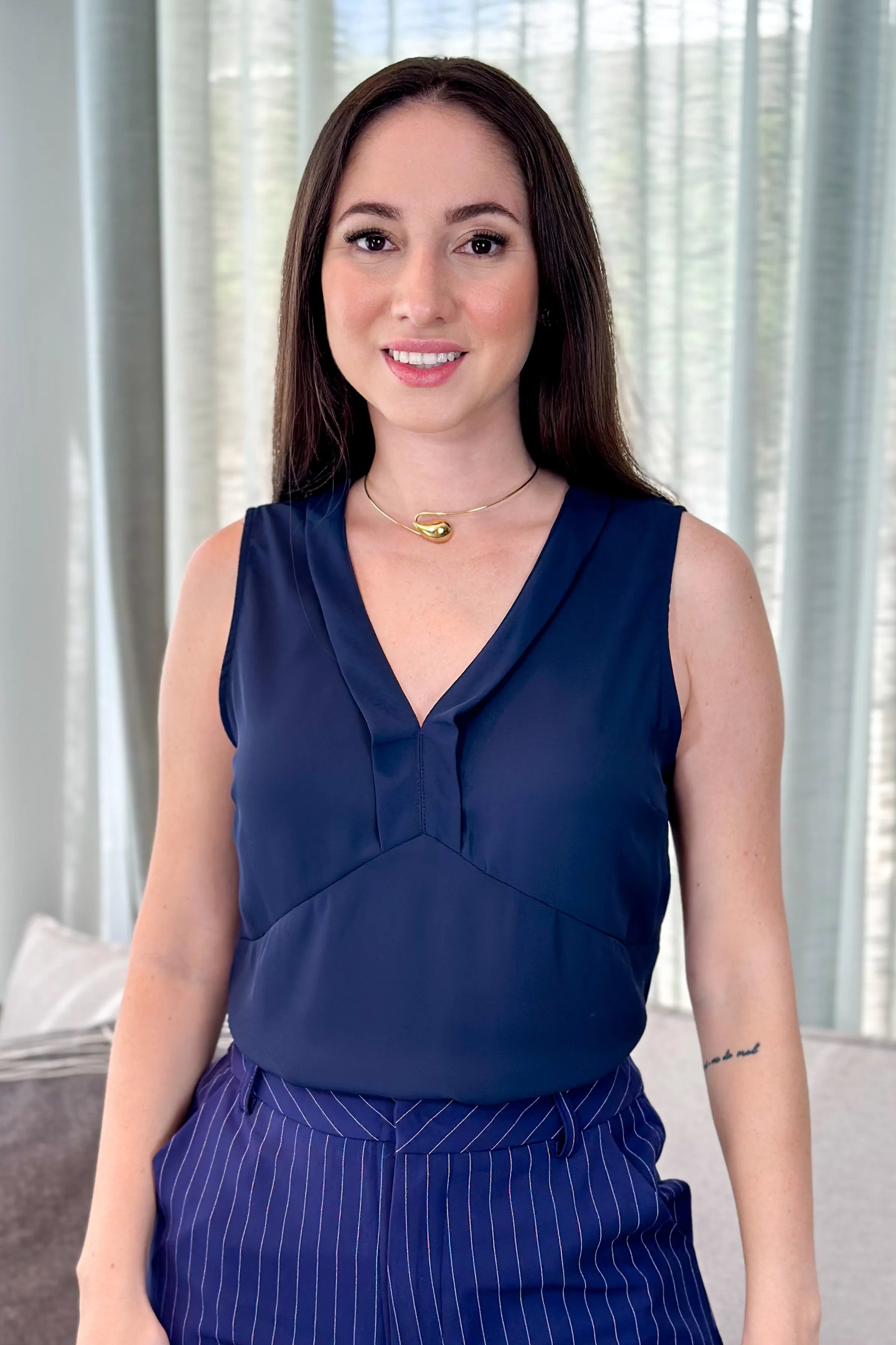 Blusa Regata New Crepe Decote "V" Thalia Azul Marinho