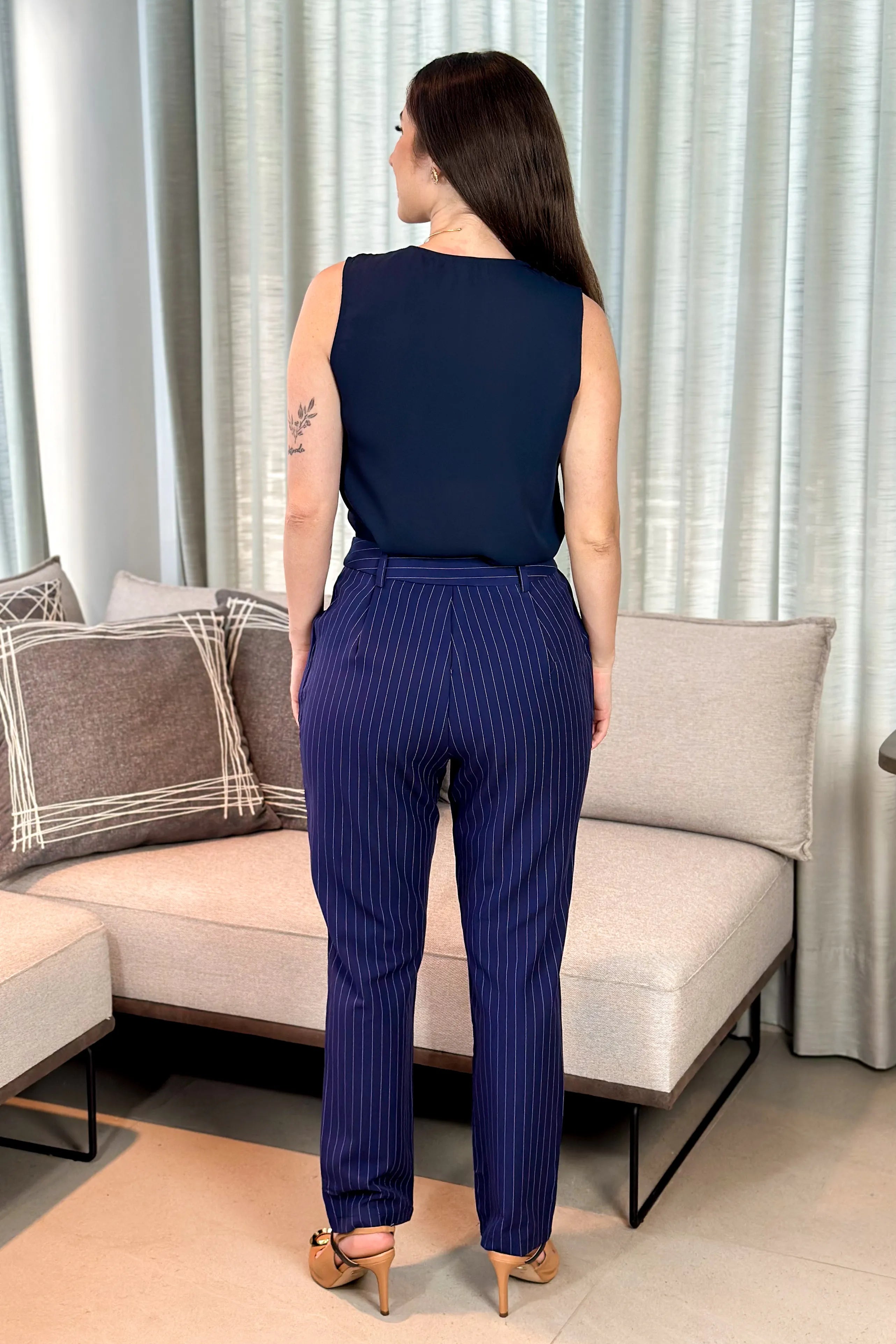 Blusa Regata New Crepe Decote "V" Thalia Azul Marinho